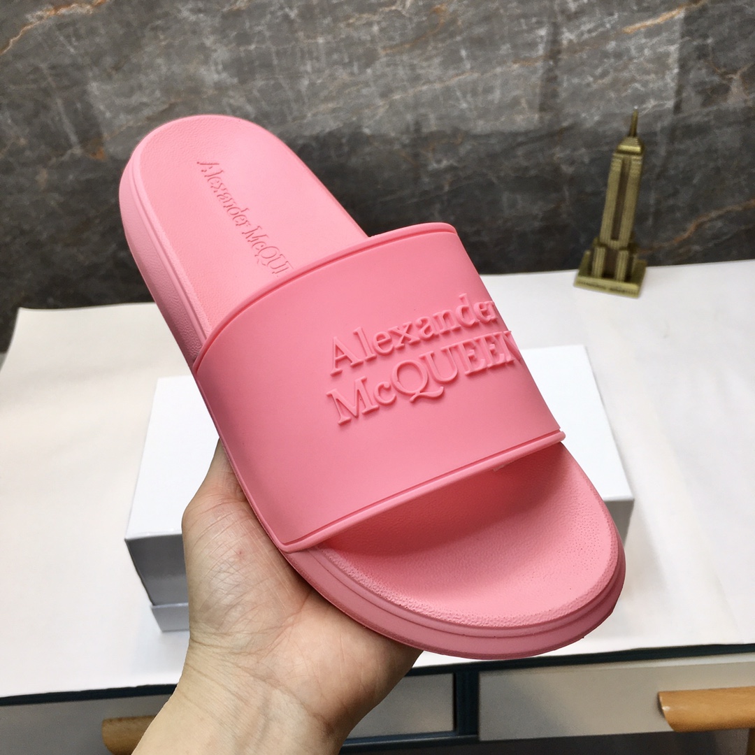 H0 情侣款 最火爆的品牌logo，标准性凉鞋拖鞋，众多网红同款，软踏踏的原版鞋底，鞋面为PVC品牌标志性logo，非常时尚沙滩拖鞋，这个夏天不能错过时尚单品。