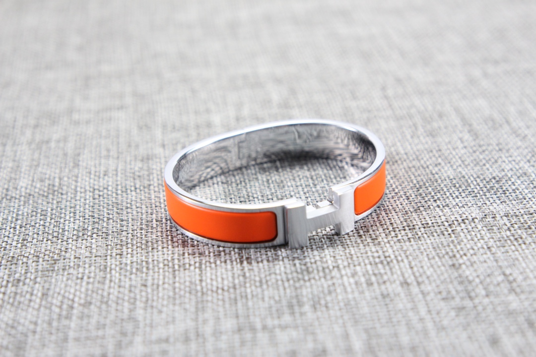 NO:619362,Hermes silver-edged orange small bracelet is officially released again!  Silver-edged matte black-faced warrior, silver enamel and black enamel bracelet is extremely high-end!  Very everyday, perfect for couples!  Nice~ It's at its peak as soon as it comes out. The matte matte black pole with all-black gold is simply stunning, full of aura and aura!  If you don't have enough energy to get enough bracelets, just close your eyes and enter, it's an absolutely versatile magic weapon!  ,Hermes bracelet,hermes,hermes,bracelet19860909爱马仕hermes 银边橙色小号手镯 官方又又又又出新品拉！银边 雾黑面武士,银珐黑琅手镯高级感爆棚！很日常,作为情侣款绝对好！nice～ 一出即道巅峰,磨砂光哑黑杆上配全黑的金简属直绝了,气气质场拉满！气不场够手镯来凑,闭眼入,绝百对搭神器！,爱马仕手镯,hermes,hermes,bracelet,Jewelry