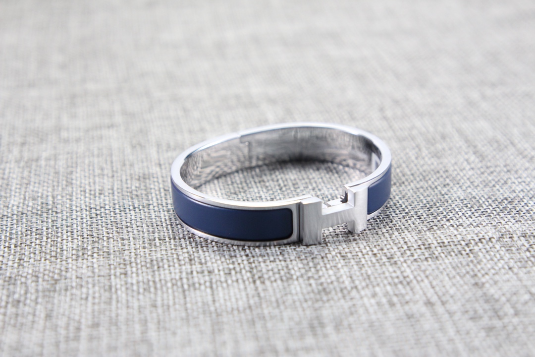 NO:619357,Hermes silver-edged blue bracelet is officially released again!  Silver-edged matte black-faced warrior, silver enamel and black enamel bracelet is extremely high-end!  Very everyday, perfect for couples!  Nice~ It's at its peak as soon as it comes out. The matte matte black pole with all-black gold is simply stunning, full of aura and aura!  If you don't have enough energy to get enough bracelets, just close your eyes and enter, it's an absolutely versatile magic weapon!  ,Hermes bracelet,hermes,hermes,bracelet19860909爱马仕hermes 银边蓝色手镯 官方又又又又出新品拉！银边 雾黑面武士,银珐黑琅手镯高级感爆棚！很日常,作为情侣款绝对好！nice～ 一出即道巅峰,磨砂光哑黑杆上配全黑的金简属直绝了,气气质场拉满！气不场够手镯来凑,闭眼入,绝百对搭神器！,爱马仕手镯,hermes,hermes,bracelet,Jewelry
