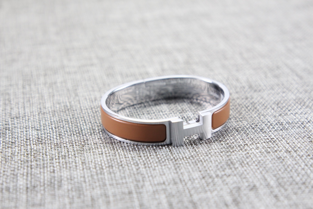 NO:619372,Hermes silver-edged milk tea bracelet is officially released again!  Silver-edged matte black-faced warrior, silver enamel and black enamel bracelet is extremely high-end!  Very everyday, perfect for couples!  Nice~ It's at its peak as soon as it comes out. The matte matte black pole with all-black gold is simply stunning, full of aura and aura!  If you don't have enough energy to get enough bracelets, just close your eyes and enter, it's an absolutely versatile magic weapon!  ,Hermes bracelet,hermes,hermes,bracelet19860909爱马仕hermes 银边奶茶色手镯 官方又又又又出新品拉！银边 雾黑面武士,银珐黑琅手镯高级感爆棚！很日常,作为情侣款绝对好！nice～ 一出即道巅峰,磨砂光哑黑杆上配全黑的金简属直绝了,气气质场拉满！气不场够手镯来凑,闭眼入,绝百对搭神器！,爱马仕手镯,hermes,hermes,bracelet,Jewelry