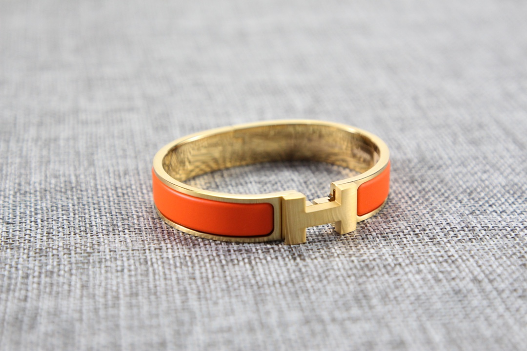 NO:619367,Hermes gold-edged matte orange couple’s bracelet is officially released again!  Silver edge, matte black, matte black warrior, silver enamel and black enamel bracelet with a high-end feel!  Very everyday, perfect for couples!  Nice~ It's at its peak as soon as it comes out. The matte matte black pole with all-black gold is simply stunning, full of aura and aura!  If you don't have enough energy to get enough bracelets, just close your eyes and enter, it's an absolutely versatile magic weapon!  ,Hermes bracelet,hermes,hermes,bracelet19860909爱马仕hermes 金边雾面橙色情侣款手镯 官方又又又又出新品拉！银边、雾面黑 雾黑面武士,银珐黑琅手镯高级感爆棚！很日常,作为情侣款绝对好！nice～ 一出即道巅峰,磨砂光哑黑杆上配全黑的金简属直绝了,气气质场拉满！气不场够手镯来凑,闭眼入,绝百对搭神器！,爱马仕手镯,hermes,hermes,bracelet,Jewelry