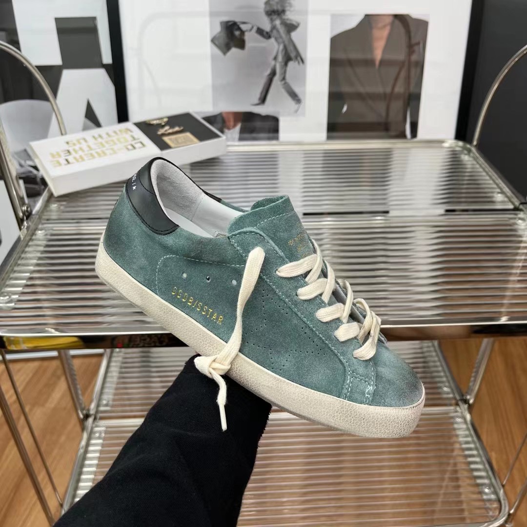 NO:172497,(Long-term goods. Order inquiry) Green couple model. Original single Niuli high-end version. Don’t disturb the low-end!  2025 new ggdb star small dirty shoes golden goose dirty shoes high-version single shoes for men and women couples Golden Gse Deluxe Brand SUPER$TAR N pair of genuine disassembly version# The best market is not convinced, and it is better than the white shoes. It breaks the traditional aesthetics and the small dirty shoes have done it!  Celebrity private server demonstration is so versatile!  No need to worry about washing shoes anymore!  The upper is original matte cowhide (the essence of old making) Customized towel material   Italian cowhide, exclusive open mold latex pad cowhide insole, original replica open molding and pressing code. GGDB letter punching. The 3.5cm height-enhancing insole can be taken out. The old craftsman polished by hand, even the soles are unruly dirty, with a combination of edges and a high standard shipment!  Women's Size: 35-40. Men's Size 40-46 (Men's Size 10. Men's Size only adjust the upper and lower sizes) 34 Women 41 45 46 Custom-made without return and exchange Packaging: Full upgrade of new packaging. Cards, tags, cloth bags, casual shoes/sports shoes, sneakers, cowhide, gold19860909（长期做货.订单询价） 绿色情侣款.原单牛里高版本.低端勿扰！ 2025新款 ggdb star 小脏鞋黄金鹅脏脏鞋高版本男女情侣款单鞋Golden Gse Deluxe Brand SUPER$TAR N双正品拆解打版# 市场最优不服来比 # 火红程度比小白鞋还要早,打破传统审美,小脏鞋做到了！明星私服上脚示范 就是这么百搭 ！再也不用担心洗鞋的问题啦！ 鞋面原版磨砂牛皮（做旧精髓所在） 内里定制毛巾料 意大利牛皮, 独家开模乳胶垫牛皮鞋垫,鞋垫原版复刻开模压码. GGDB字母冲孔. 3.5cm内增高鞋垫可以拿出来 老工匠手工打磨,就连鞋底也是不羁的脏,包边组合大底,高标准出货！ 女码:35-40. 男码40-46（男码10. 男码只调上下码） 34 女 41 45 46 可定做不退换 包装:全线升级新包装. 卡片,吊牌,布袋,休闲鞋/运动鞋,sneakers,cowhide,gold,Women's Shoes