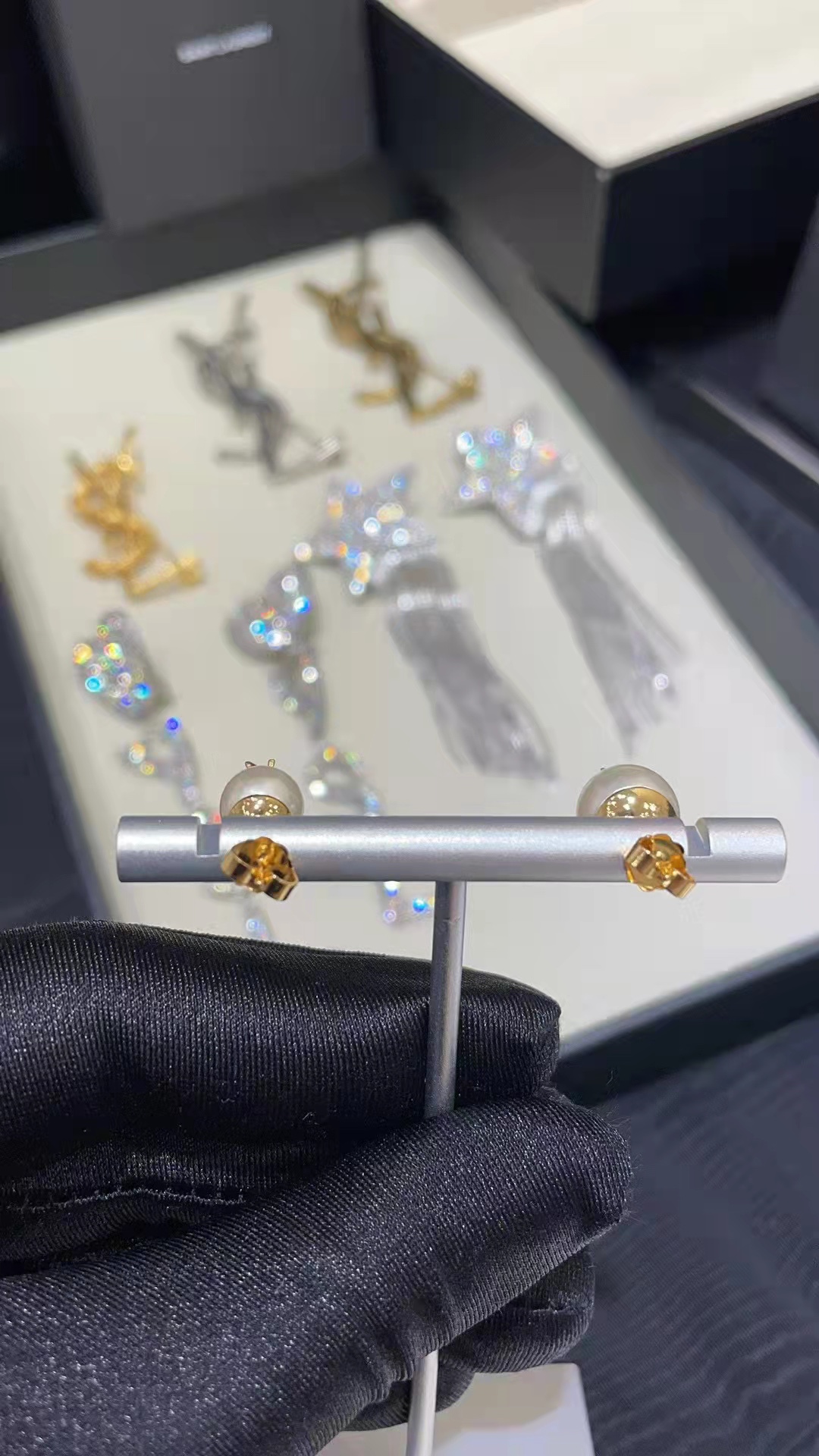 批发价💰70
YS1大小珍珠耳钉,ZP价3300,一致黄铜材质➕施华洛珍珠,经典大气,AB款不对称大小珍珠的设计增加了时尚感,简约经典,落落大方,十年后戴还是那么的好看,千万不要错过啦!