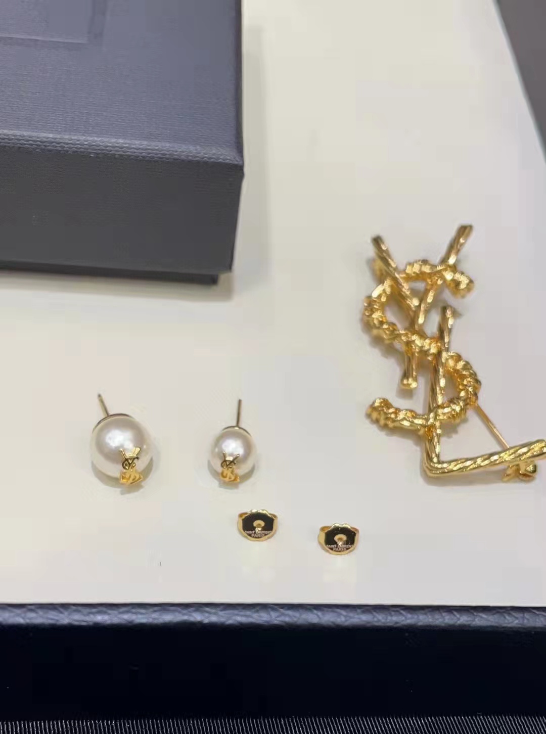 批发价💰70
YS1大小珍珠耳钉,ZP价3300,一致黄铜材质➕施华洛珍珠,经典大气,AB款不对称大小珍珠的设计增加了时尚感,简约经典,落落大方,十年后戴还是那么的好看,千万不要错过啦!