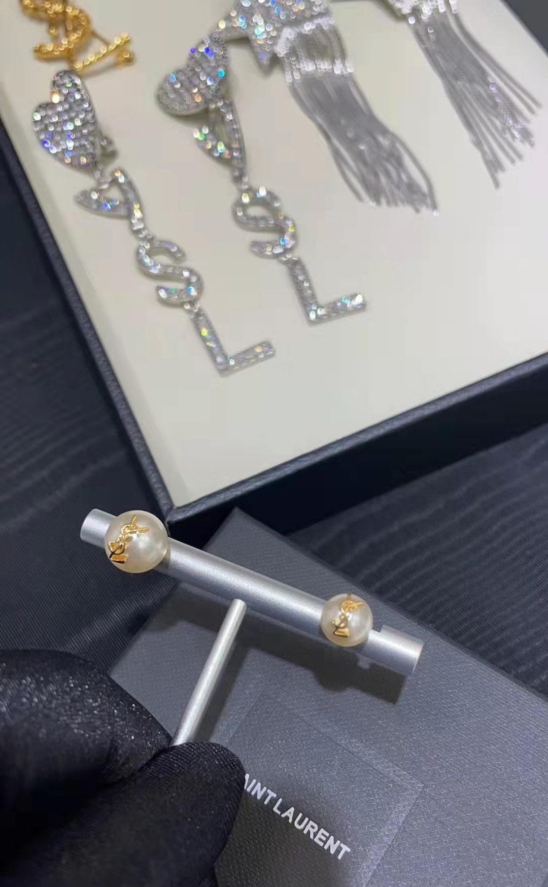 批发价💰70
YS1大小珍珠耳钉,ZP价3300,一致黄铜材质➕施华洛珍珠,经典大气,AB款不对称大小珍珠的设计增加了时尚感,简约经典,落落大方,十年后戴还是那么的好看,千万不要错过啦!