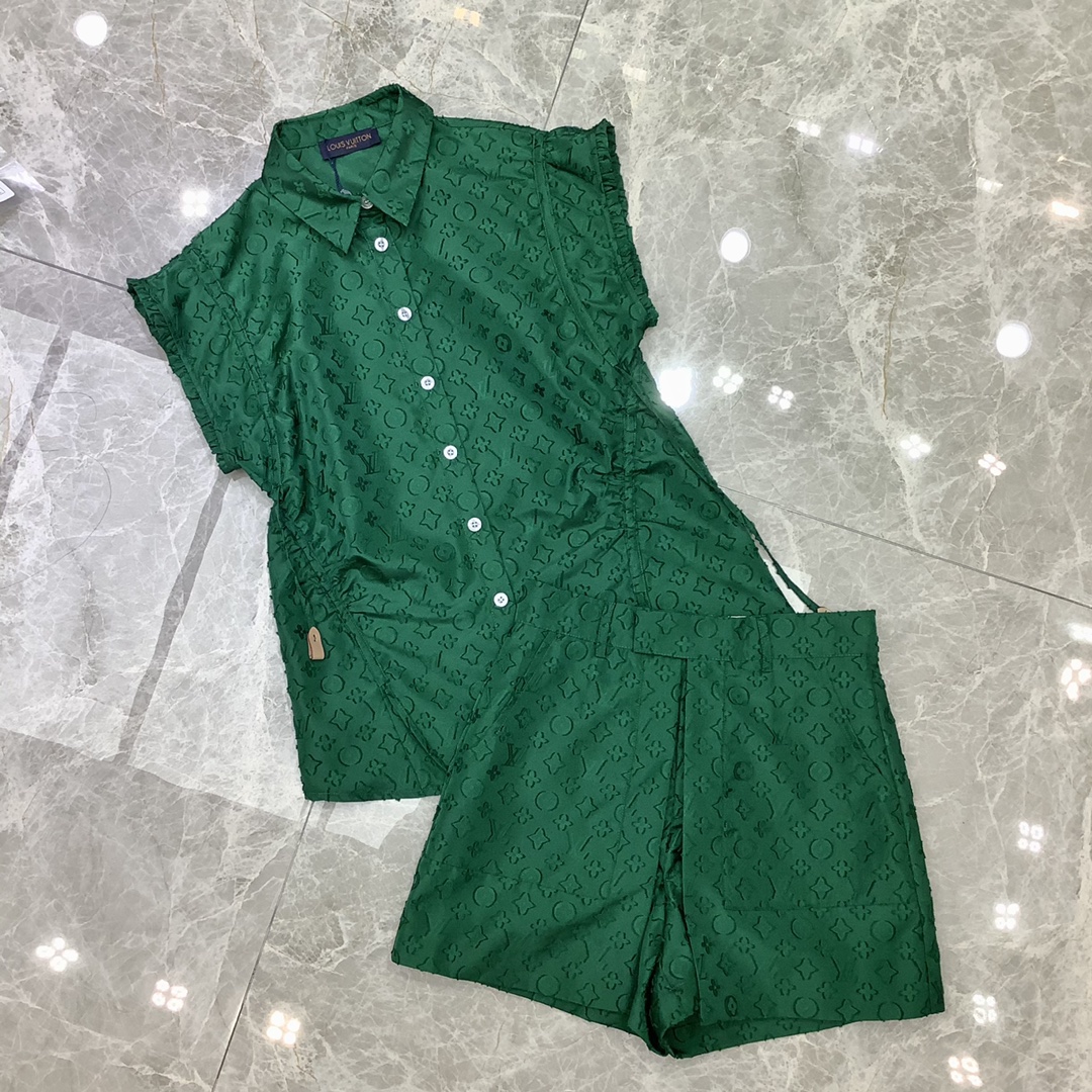 NO:696916,The new spring and summer LV star series STARDUST jacquard suit summer custom fabric has a super correct cut and a waistline design. It is also very friendly to fat sisters. The fabric upper body is quite wide and stylish. It has a high-end face. The laces can be tied in many ways. The skirt is designed with safety pants. Fairies must have one color and three sizes. SML, Louis Vuitton, skirts,19860909春夏新款 LV星辰系列STARDUST 提花套装夏日定制面料裁剪版型超正 有腰线设计 对微胖姐妹也特别友好 面料上身挺阔有型 整一个高级扑面 系带可以多种系法噢 裙子有安全裤设计 仙女必备一色三码SML,,louis vuitton,skirts,,Women's clothing