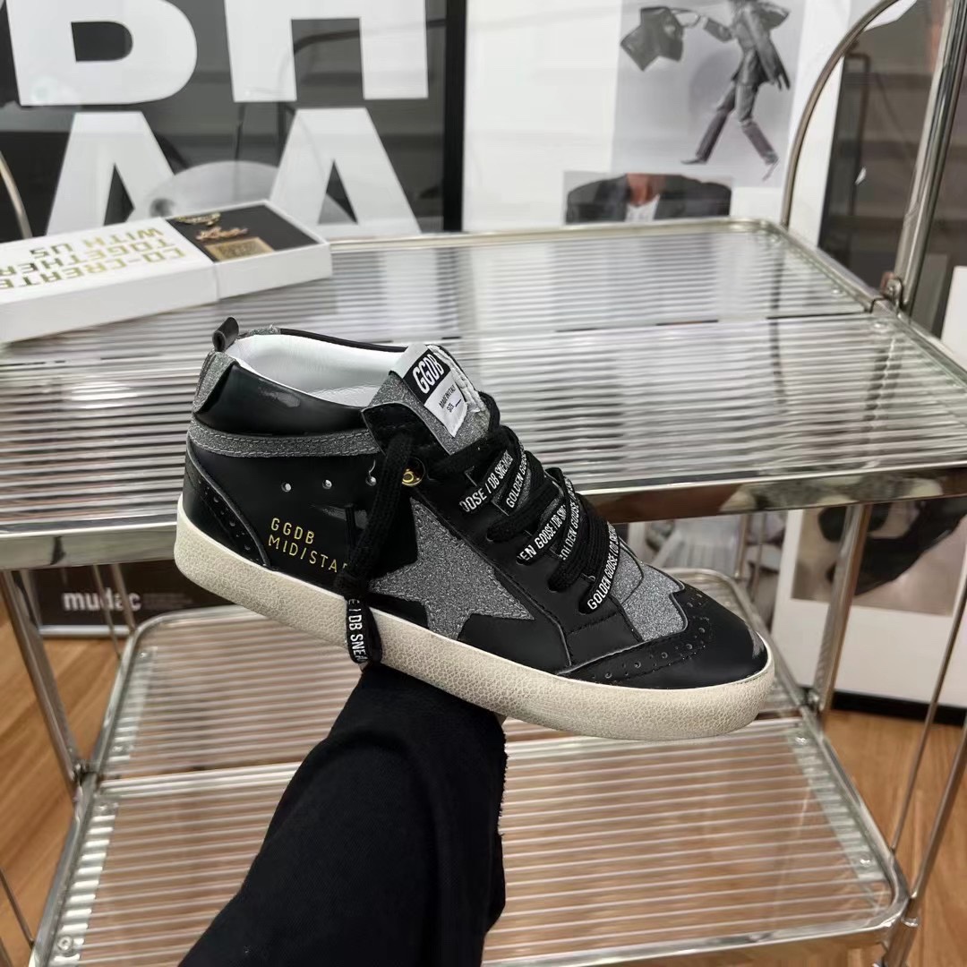 NO:172378,(Long-term goods. Order inquiry) Fine flash silver pairing black high-top couple style top-level Niuli high-end version. Don’t disturb the low-end!  Packaging: Upgrade new packaging...Certificate, card, tag, cloth bag, GGDB Slide Golden Goose Small Dirty Shoes Gaobang Golden Gse Deluxe Brand SUPER$TAR N pair of genuine disassembly version# The best market is not acceptable to compare # 2025 new ggdb Gaobang Small Dirty Shoes The popularity is earlier than the white shoes, breaking the traditional aesthetic, the small dirty shoes have done it!  Celebrity private server demonstration is so versatile!  No need to worry about washing shoes anymore!  The original custom cowhide (the essence of the old one) inner towel   cowhide, exclusive mold latex pad, 2cm height-enhancing insole, you can take out!  Insole size stamp!  Old craftsmen polished by hand, even the soles are unruly dirty, women 35-40 men 40-45. Men's size custom 10. Men's size only adjust the upper and lower sizes (women 41 men 45 46 custom 56 not return or exchange), casual shoes/sports shoes, sneakers, cowhide, gold19860909（长期做货.订单询价） 细闪银拼黑色高帮情侣款顶级牛里高版本.低端勿扰！ 包装:升级新包装..证书,卡片,吊牌,布袋, GGDB Slide黄金鹅小脏鞋高邦Golden Gse Deluxe Brand SUPER$TAR N双正品拆解打版# 市场最优不服来比 # 2025新款ggdb高邦小脏鞋 火红程度比小白鞋还要早,打破传统审美,小脏鞋做到了！明星私服上脚示范 就是这么百搭 ！再也不用担心洗鞋的问题啦！ 鞋面原版定制牛皮（做旧精髓所在）内里毛巾 牛皮 里 独家开模乳胶垫 2cm内增高鞋垫可以拿出来哦！鞋垫码数钢印！ 老工匠手工打磨,就连鞋底也是不羁的脏, 女35-40 男40-45. 男码定做10.男码只调上下码（女41 男45 46定做不退换）,休闲鞋/运动鞋,sneakers,cowhide,gold,Women's Shoes
