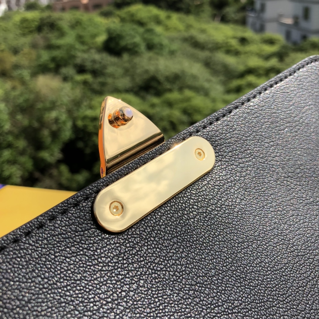 🌼 m46126尺寸24.5×15×6.5海外渠道特供，LV最近新推出，MARCEAU链条手袋时尚干练的