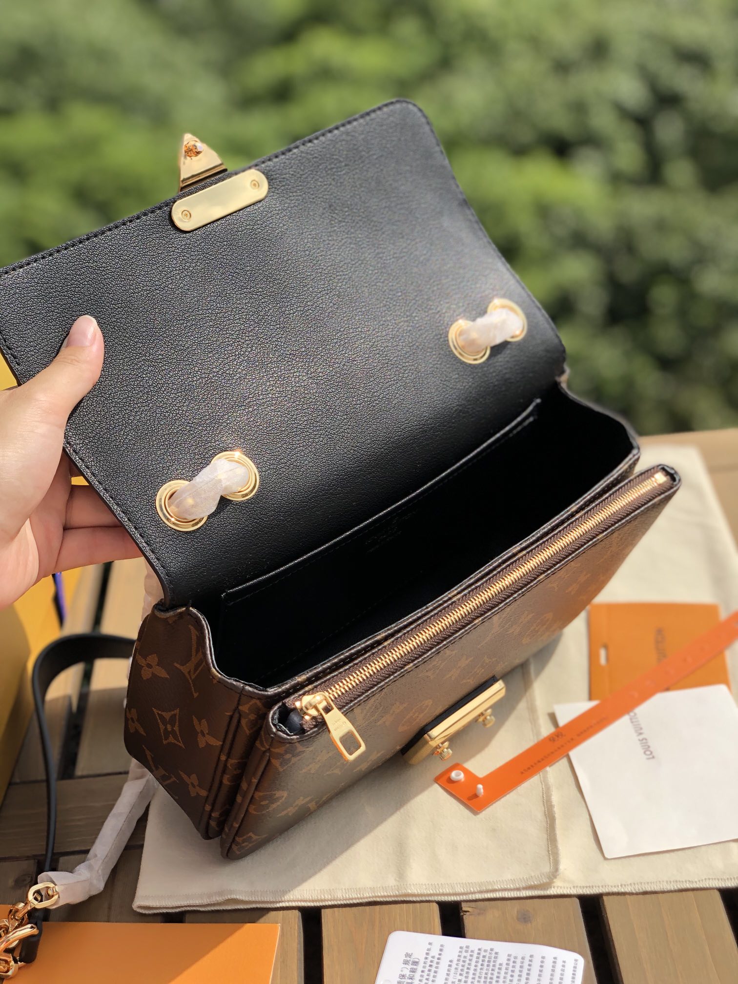 🌼 m46126尺寸24.5×15×6.5海外渠道特供，LV最近新推出，MARCEAU链条手袋时尚干练的