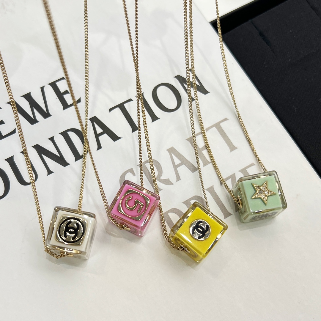 新款☑️CHANEL香奈儿骰子🎲亚克力项链