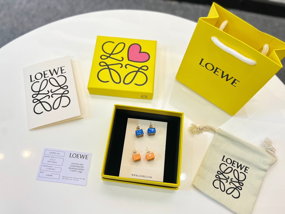 LOEWE罗意威珐琅滴油月饼耳钉