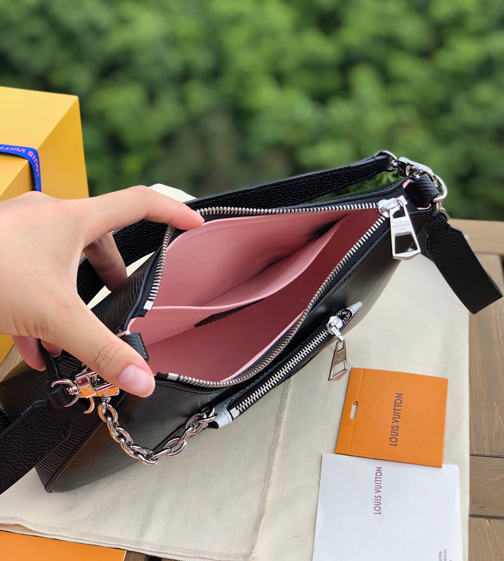 🌼 m80689尺寸25×15×8cm海外渠道货LV Marelle 新款腋下包，超百搭断货王，黑白配色