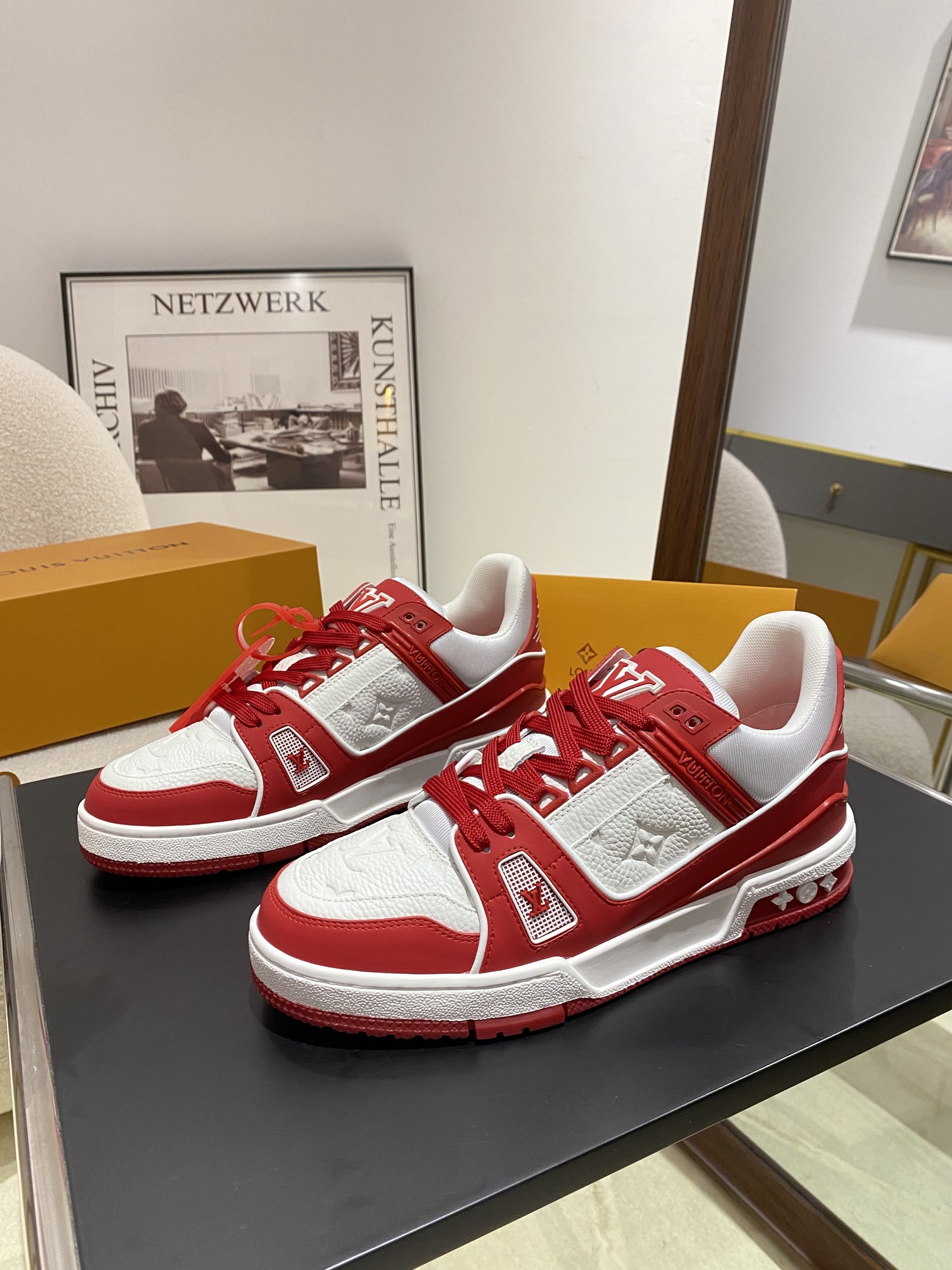 Louis Vuitton Louis Vuitton LV Trainer 运动鞋是路易威登艺术总监Virgil Abloh对 篮球鞋的解读 由不同色调打造 外底饰有Monogram花卉纹饰 侧面有Vuitton标识 包装标准码