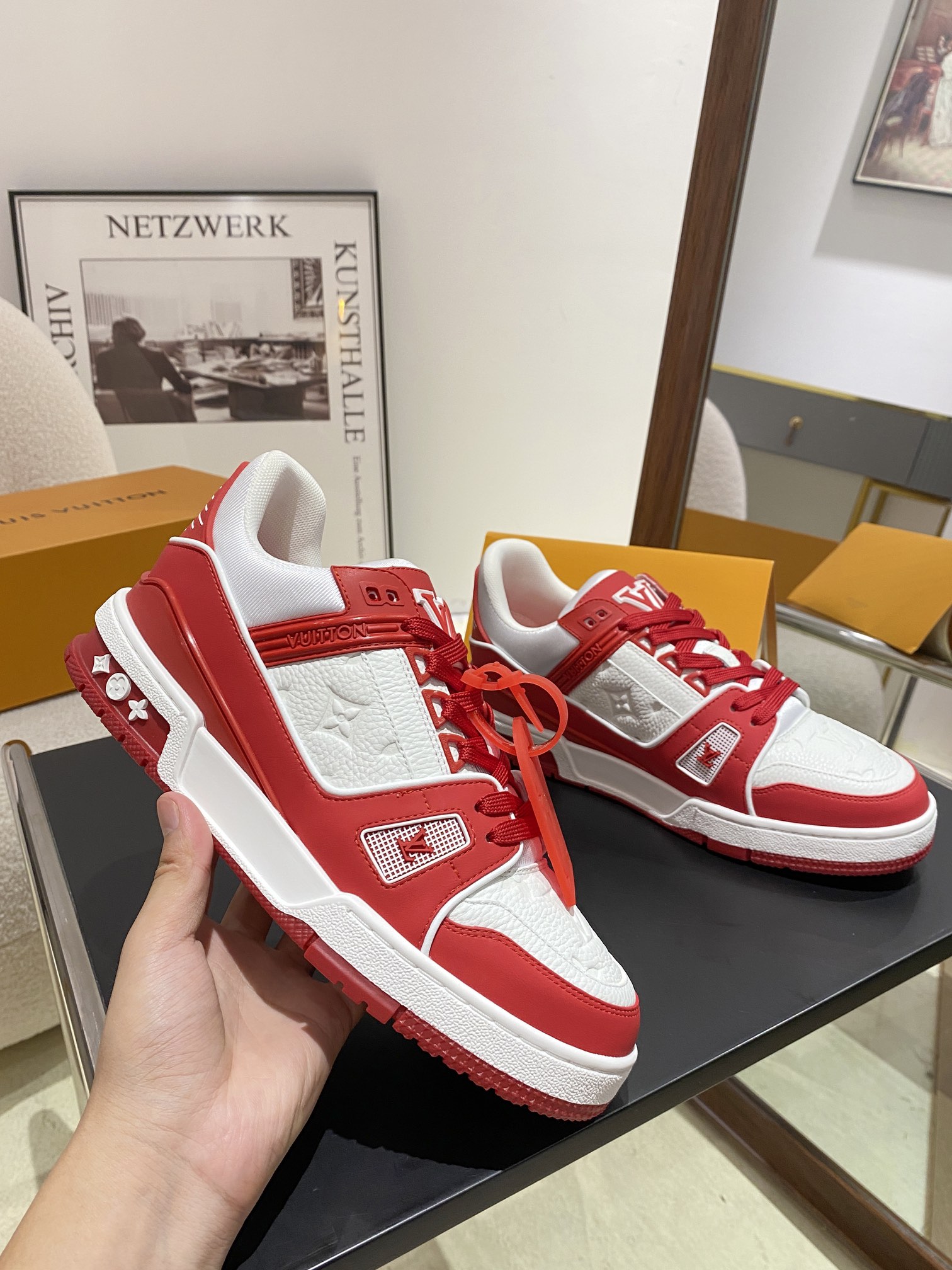 Louis Vuitton Louis Vuitton LV Trainer 运动鞋是路易威登艺术总监Virgil Abloh对 篮球鞋的解读 由不同色调打造 外底饰有Monogram花卉纹饰 侧面有Vuitton标识 包装标准码