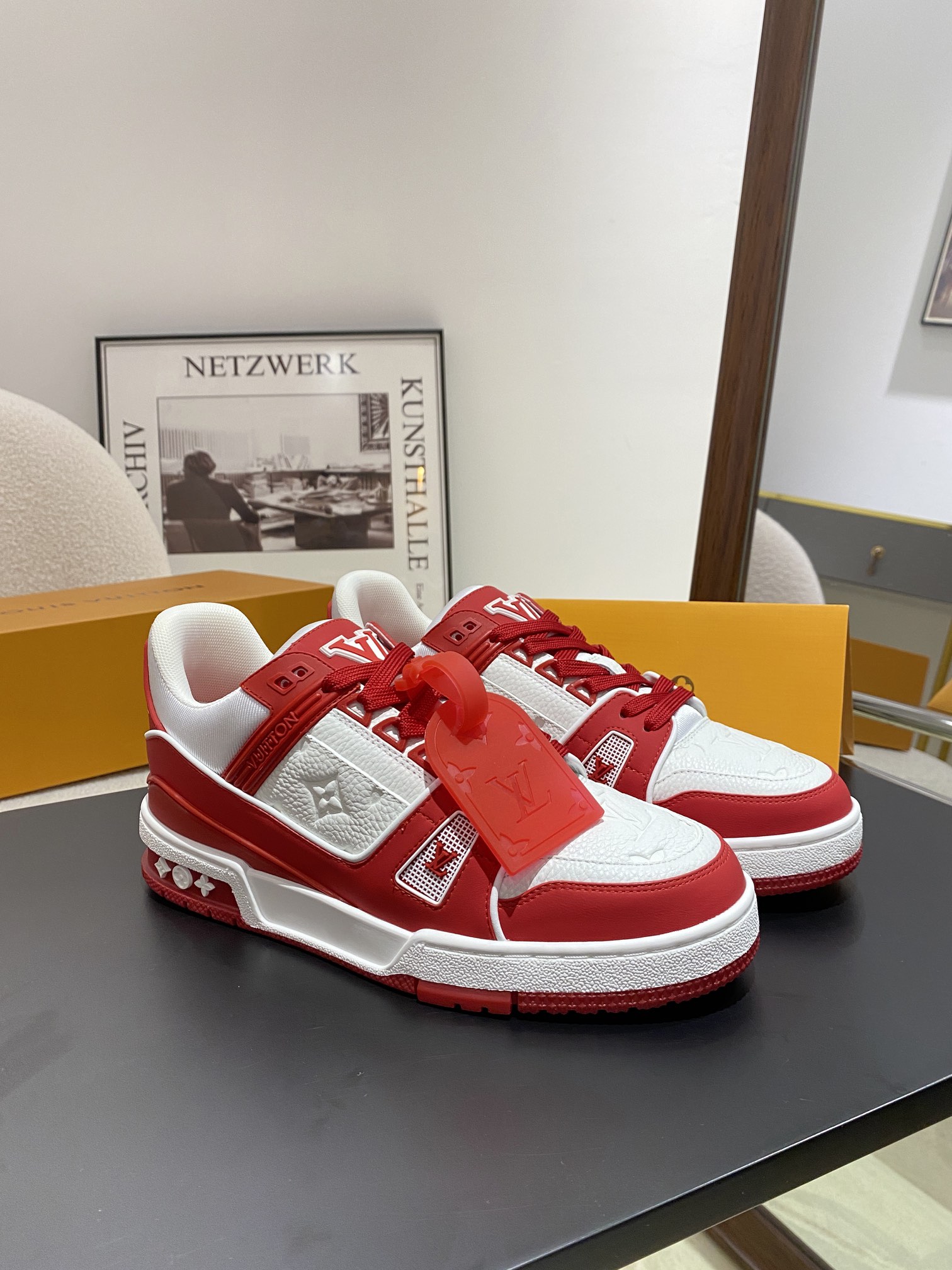 Louis Vuitton Louis Vuitton LV Trainer 运动鞋是路易威登艺术总监Virgil Abloh对 篮球鞋的解读 由不同色调打造 外底饰有Monogram花卉纹饰 侧面有Vuitton标识 包装标准码