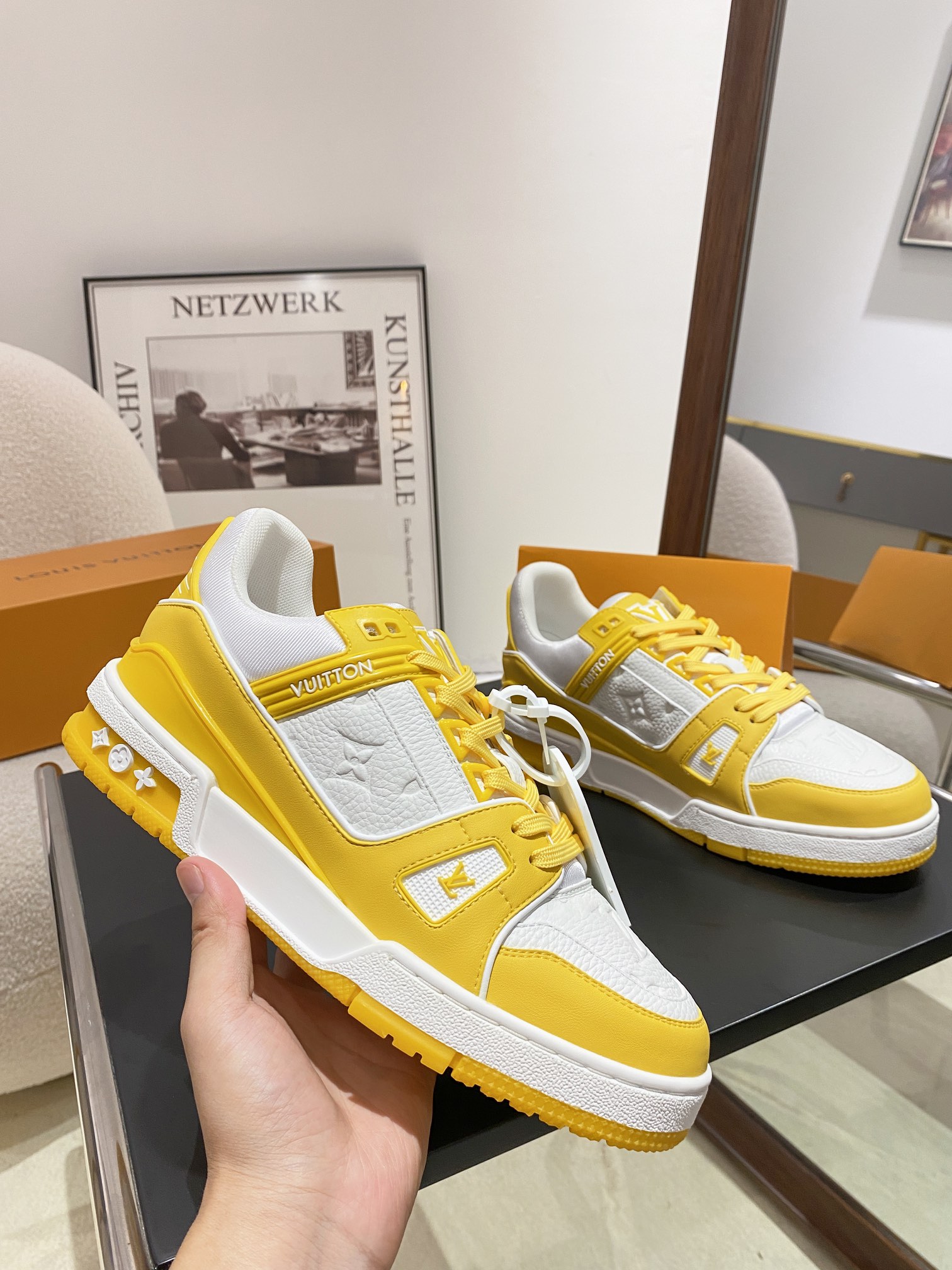 Louis Vuitton Louis Vuitton LV Trainer 运动鞋是路易威登艺术总监Virgil Abloh对 篮球鞋的解读 由不同色调打造 外底饰有Monogram花卉纹饰 侧面有Vuitton标识 包装标准码