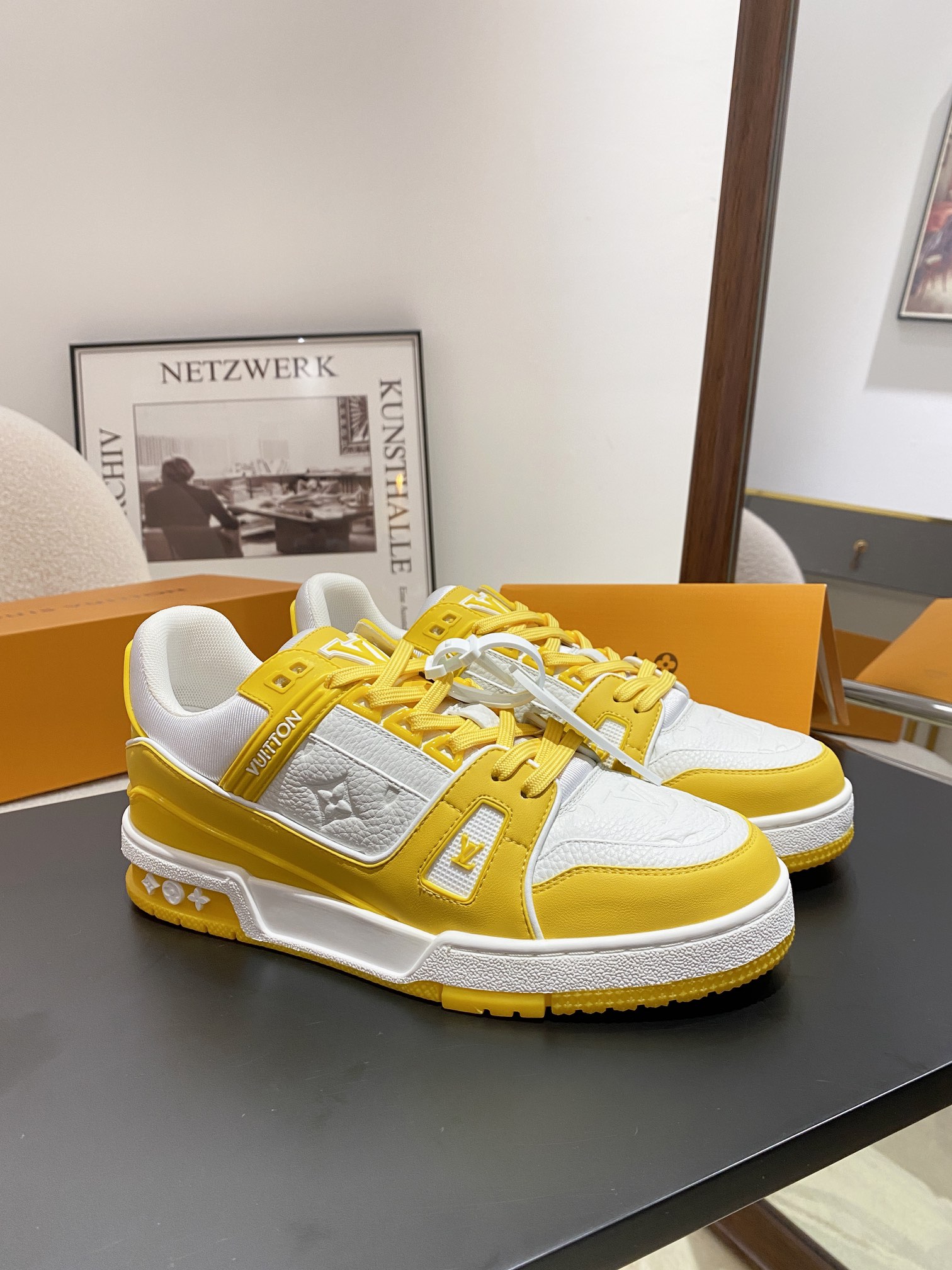 Louis Vuitton Louis Vuitton LV Trainer 运动鞋是路易威登艺术总监Virgil Abloh对 篮球鞋的解读 由不同色调打造 外底饰有Monogram花卉纹饰 侧面有Vuitton标识 包装标准码