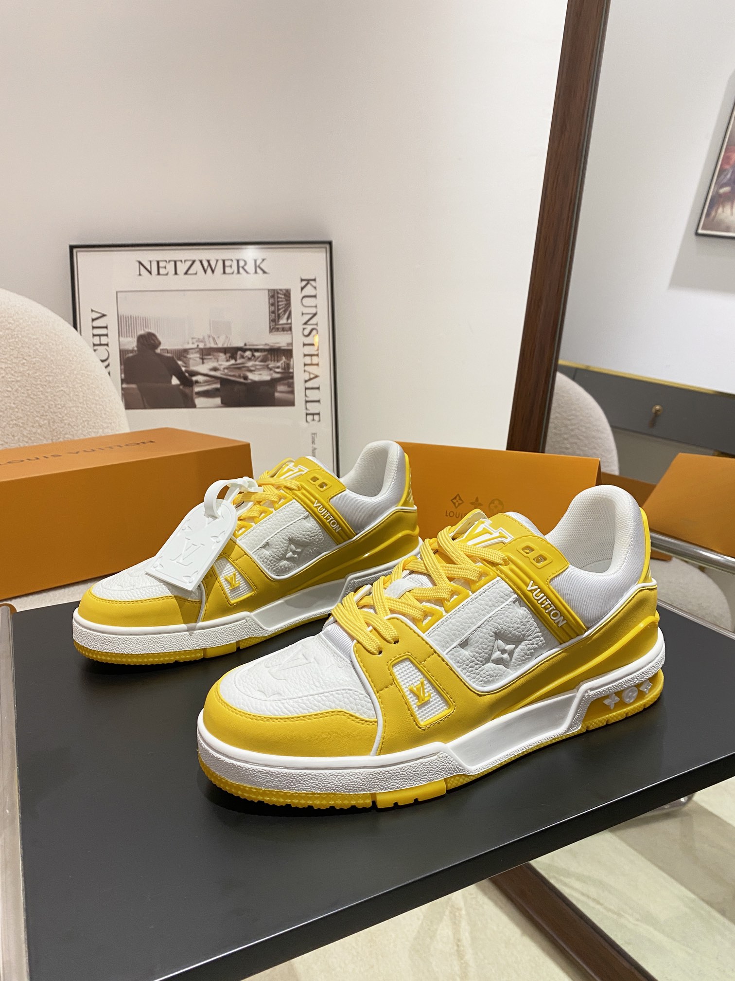 Louis Vuitton Louis Vuitton LV Trainer 运动鞋是路易威登艺术总监Virgil Abloh对 篮球鞋的解读 由不同色调打造 外底饰有Monogram花卉纹饰 侧面有Vuitton标识 包装标准码