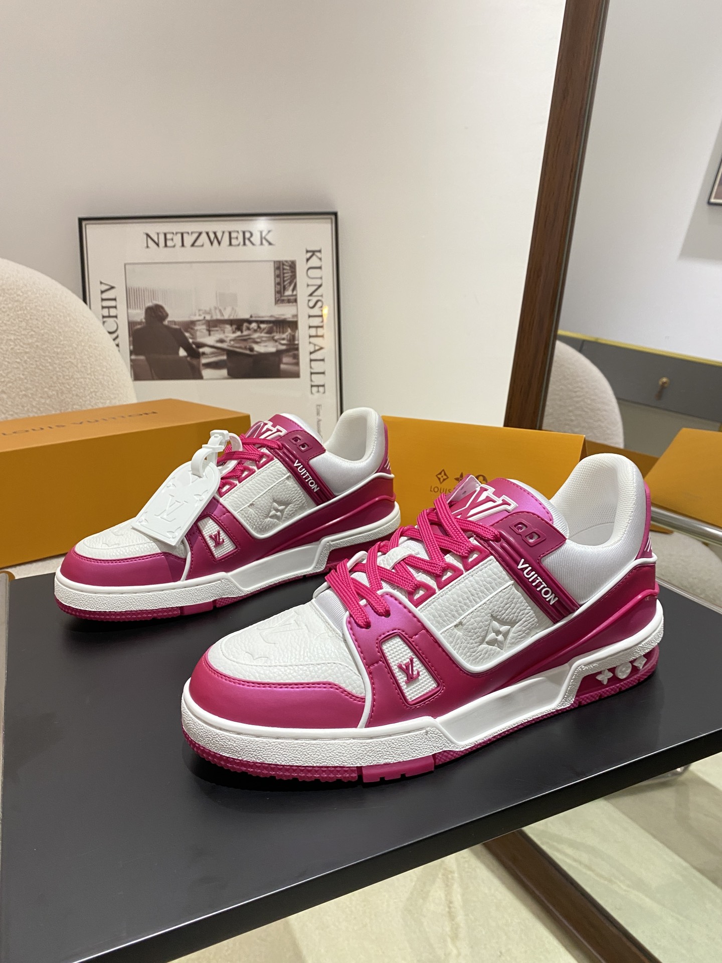 Louis Vuitton Louis Vuitton LV Trainer 运动鞋是路易威登艺术总监Virgil Abloh对 篮球鞋的解读 由不同色调打造 外底饰有Monogram花卉纹饰 侧面有Vuitton标识 包装标准码