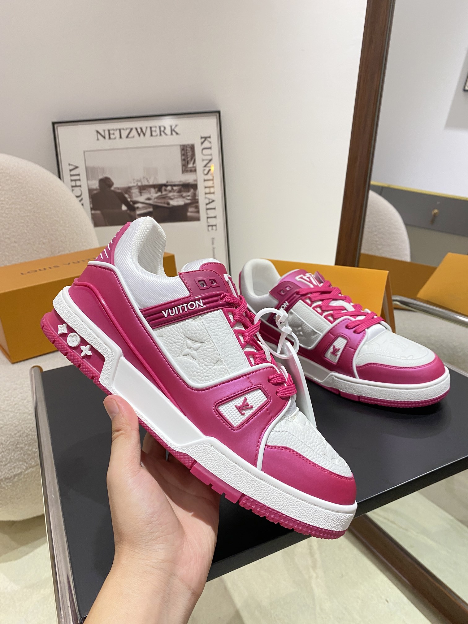 Louis Vuitton Louis Vuitton LV Trainer 运动鞋是路易威登艺术总监Virgil Abloh对 篮球鞋的解读 由不同色调打造 外底饰有Monogram花卉纹饰 侧面有Vuitton标识 包装标准码