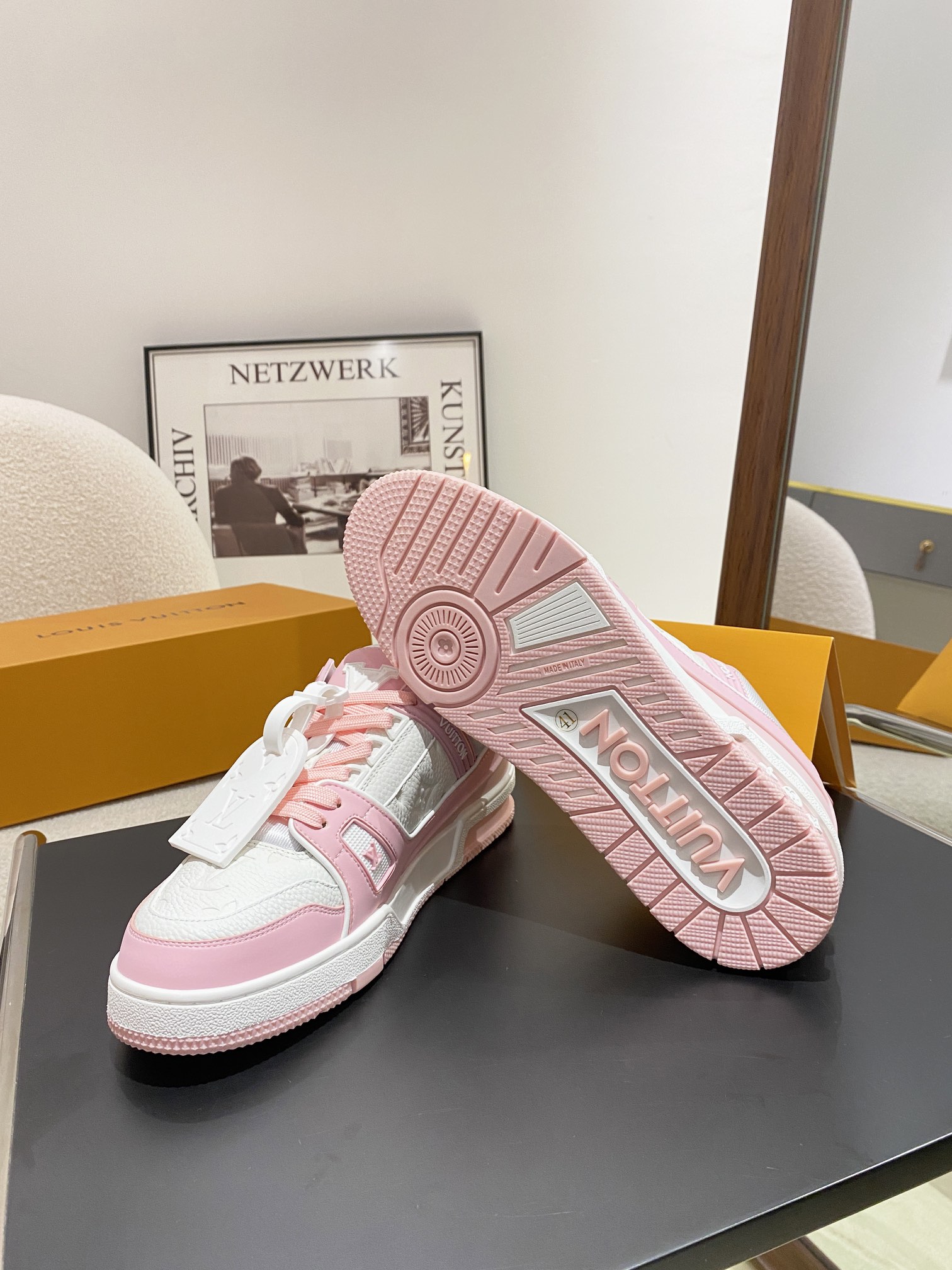 Louis Vuitton Louis Vuitton LV Trainer 运动鞋是路易威登艺术总监Virgil Abloh对 篮球鞋的解读 由不同色调打造 外底饰有Monogram花卉纹饰 侧面有Vuitton标识 包装标准码
