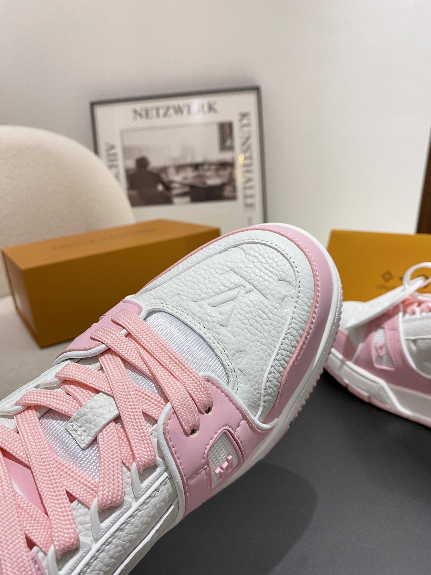Louis Vuitton Louis Vuitton LV Trainer 运动鞋是路易威登艺术总监Virgil Abloh对 篮球鞋的解读 由不同色调打造 外底饰有Monogram花卉纹饰 侧面有Vuitton标识 包装标准码