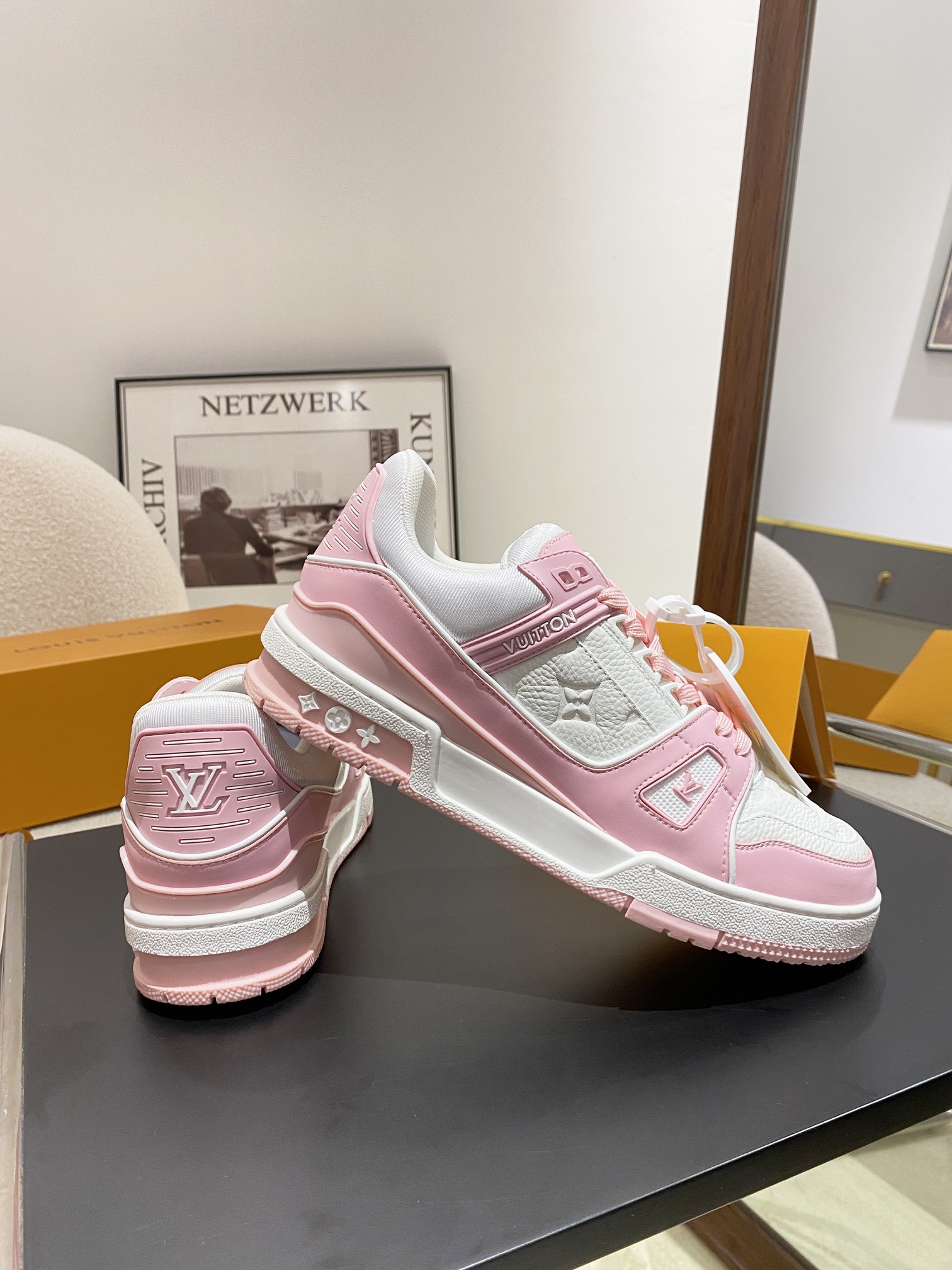 Louis Vuitton Louis Vuitton LV Trainer 运动鞋是路易威登艺术总监Virgil Abloh对 篮球鞋的解读 由不同色调打造 外底饰有Monogram花卉纹饰 侧面有Vuitton标识 包装标准码