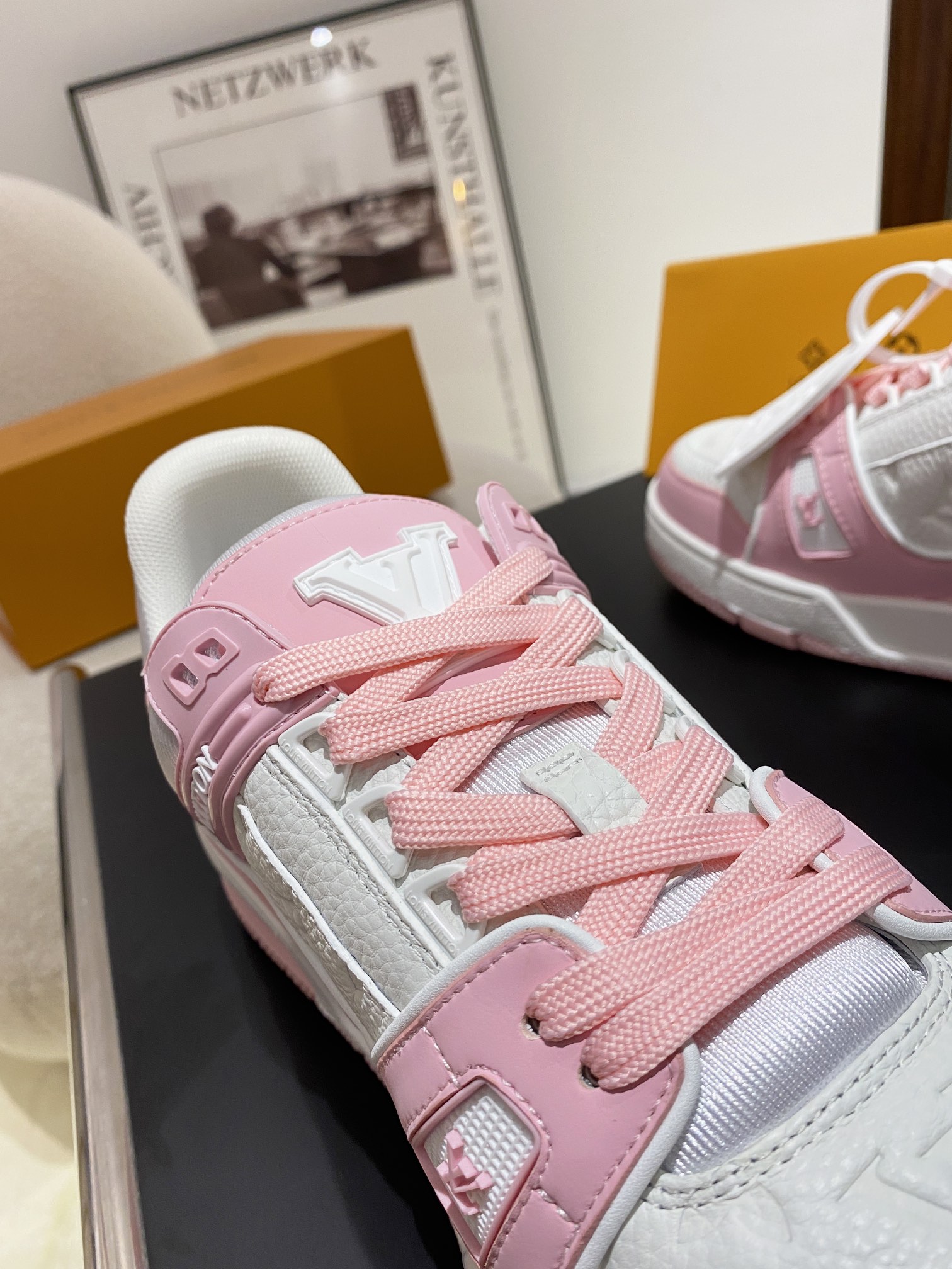 Louis Vuitton Louis Vuitton LV Trainer 运动鞋是路易威登艺术总监Virgil Abloh对 篮球鞋的解读 由不同色调打造 外底饰有Monogram花卉纹饰 侧面有Vuitton标识 包装标准码