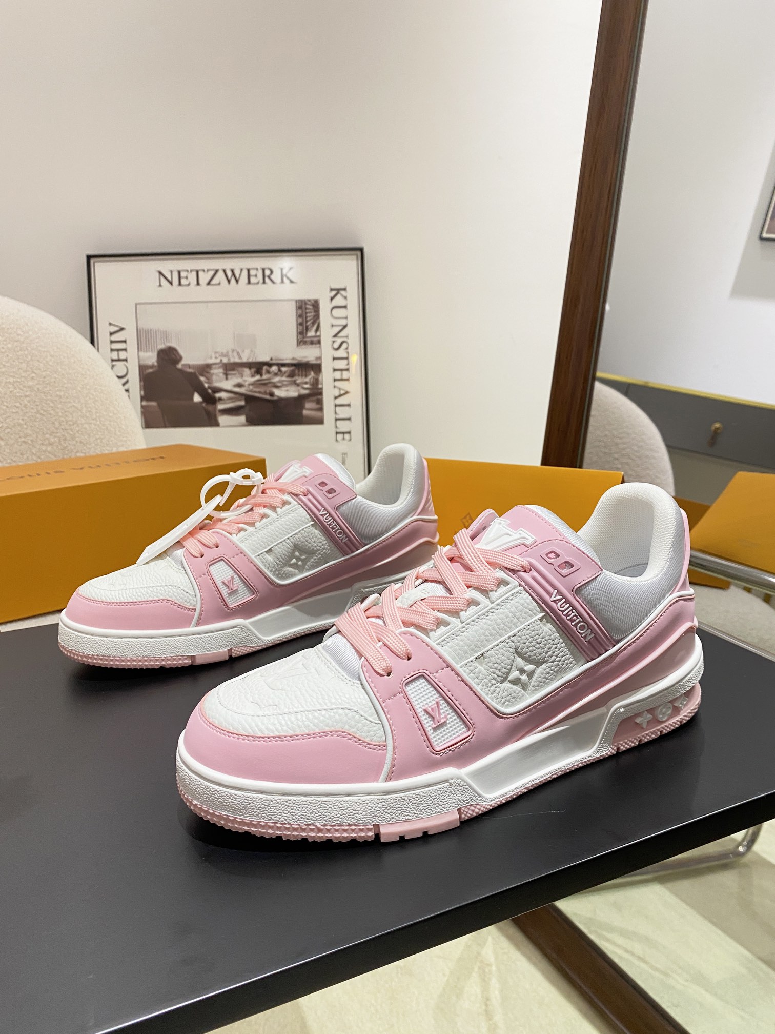 Louis Vuitton Louis Vuitton LV Trainer 运动鞋是路易威登艺术总监Virgil Abloh对 篮球鞋的解读 由不同色调打造 外底饰有Monogram花卉纹饰 侧面有Vuitton标识 包装标准码