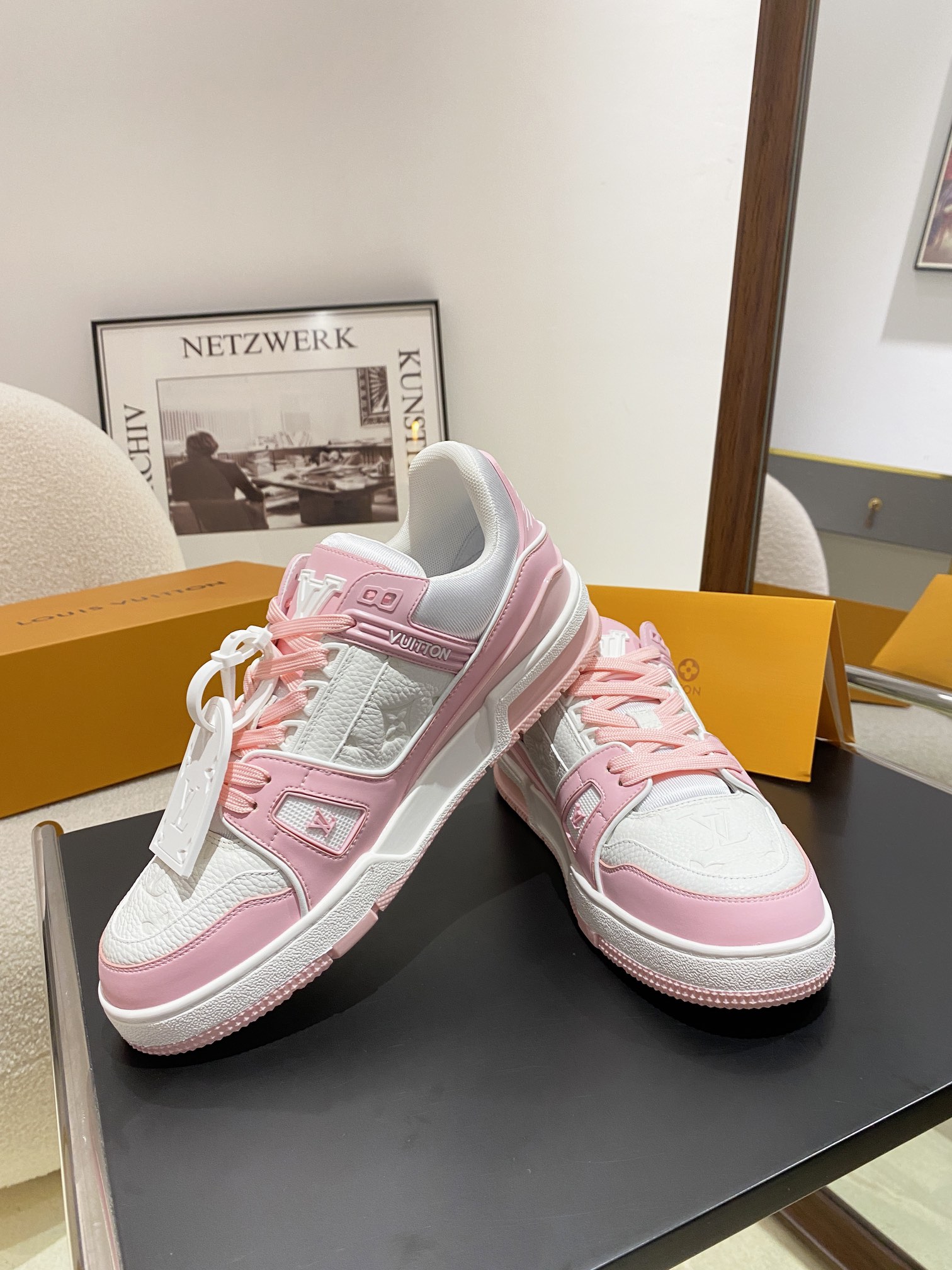 Louis Vuitton Louis Vuitton LV Trainer 运动鞋是路易威登艺术总监Virgil Abloh对 篮球鞋的解读 由不同色调打造 外底饰有Monogram花卉纹饰 侧面有Vuitton标识 包装标准码