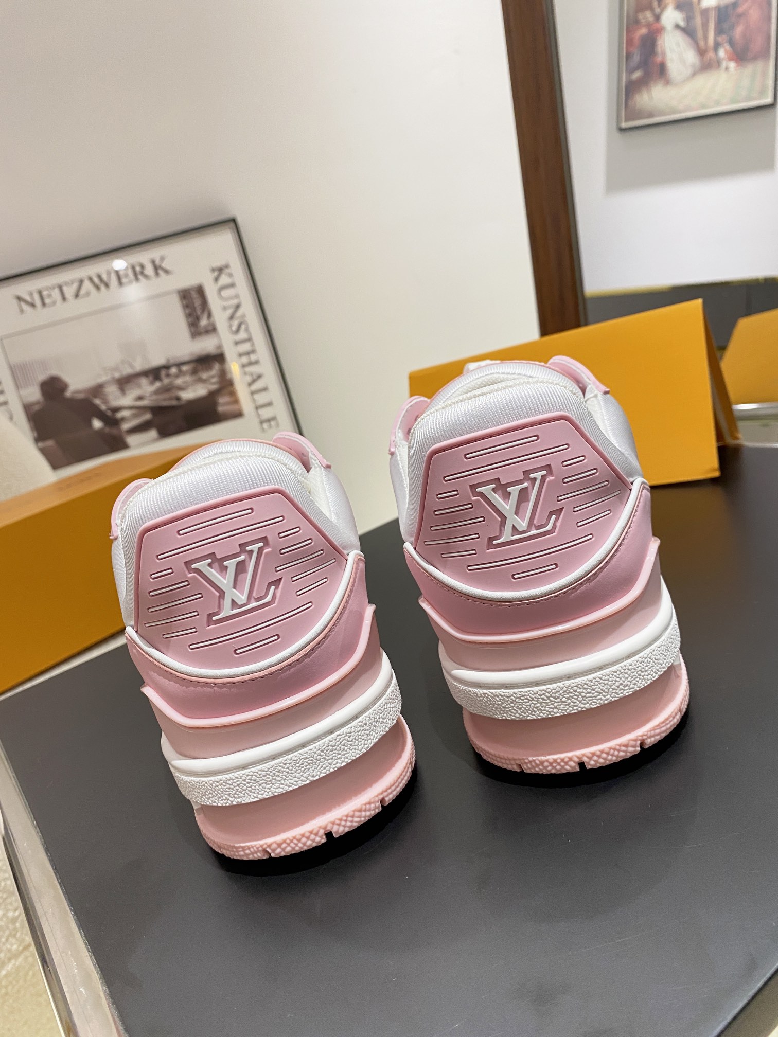 Louis Vuitton Louis Vuitton LV Trainer 运动鞋是路易威登艺术总监Virgil Abloh对 篮球鞋的解读 由不同色调打造 外底饰有Monogram花卉纹饰 侧面有Vuitton标识 包装标准码