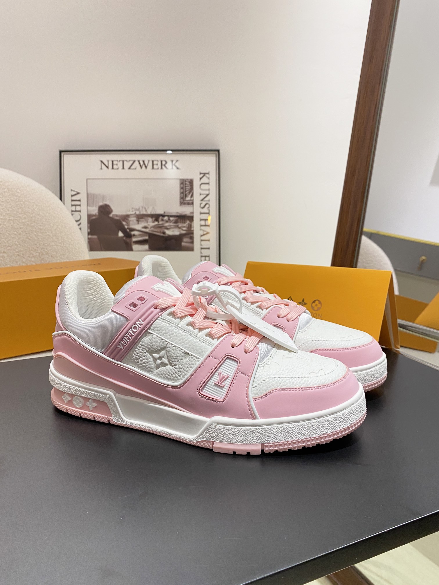 Louis Vuitton Louis Vuitton LV Trainer 运动鞋是路易威登艺术总监Virgil Abloh对 篮球鞋的解读 由不同色调打造 外底饰有Monogram花卉纹饰 侧面有Vuitton标识 包装标准码