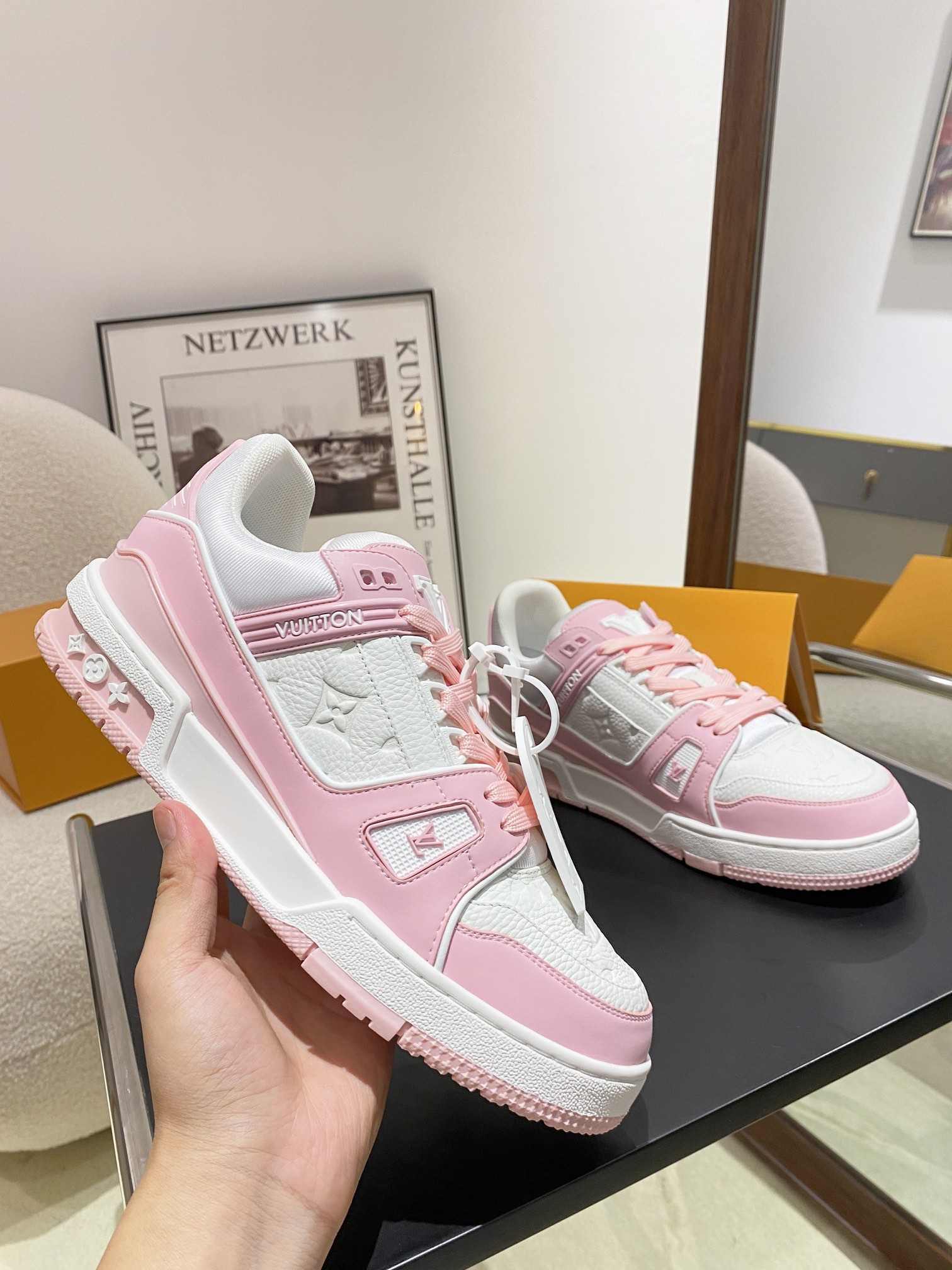 Louis Vuitton Louis Vuitton LV Trainer 运动鞋是路易威登艺术总监Virgil Abloh对 篮球鞋的解读 由不同色调打造 外底饰有Monogram花卉纹饰 侧面有Vuitton标识 包装标准码