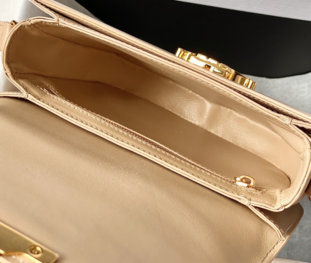 CELINE赛琳2022新品经典凯旋门扣马鞍包110413