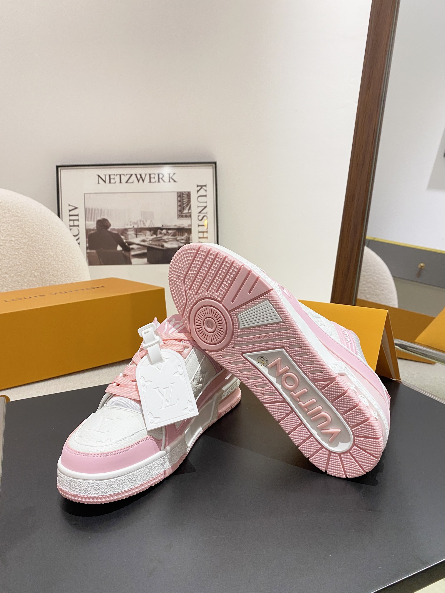 Louis Vuitton Louis Vuitton LV Trainer 运动鞋是路易威登艺术总监Virgil Abloh对 篮球鞋的解读 由不同色调打造 外底饰有Monogram花卉纹饰 侧面有Vuitton标识 包装标准码