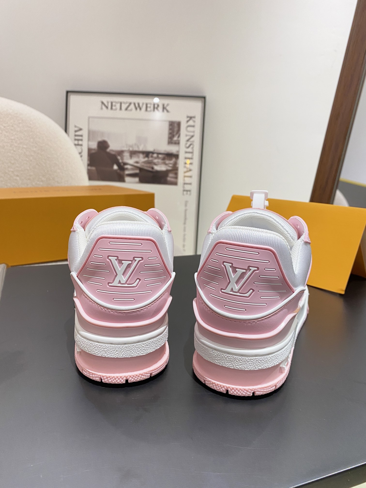 Louis Vuitton Louis Vuitton LV Trainer 运动鞋是路易威登艺术总监Virgil Abloh对 篮球鞋的解读 由不同色调打造 外底饰有Monogram花卉纹饰 侧面有Vuitton标识 包装标准码