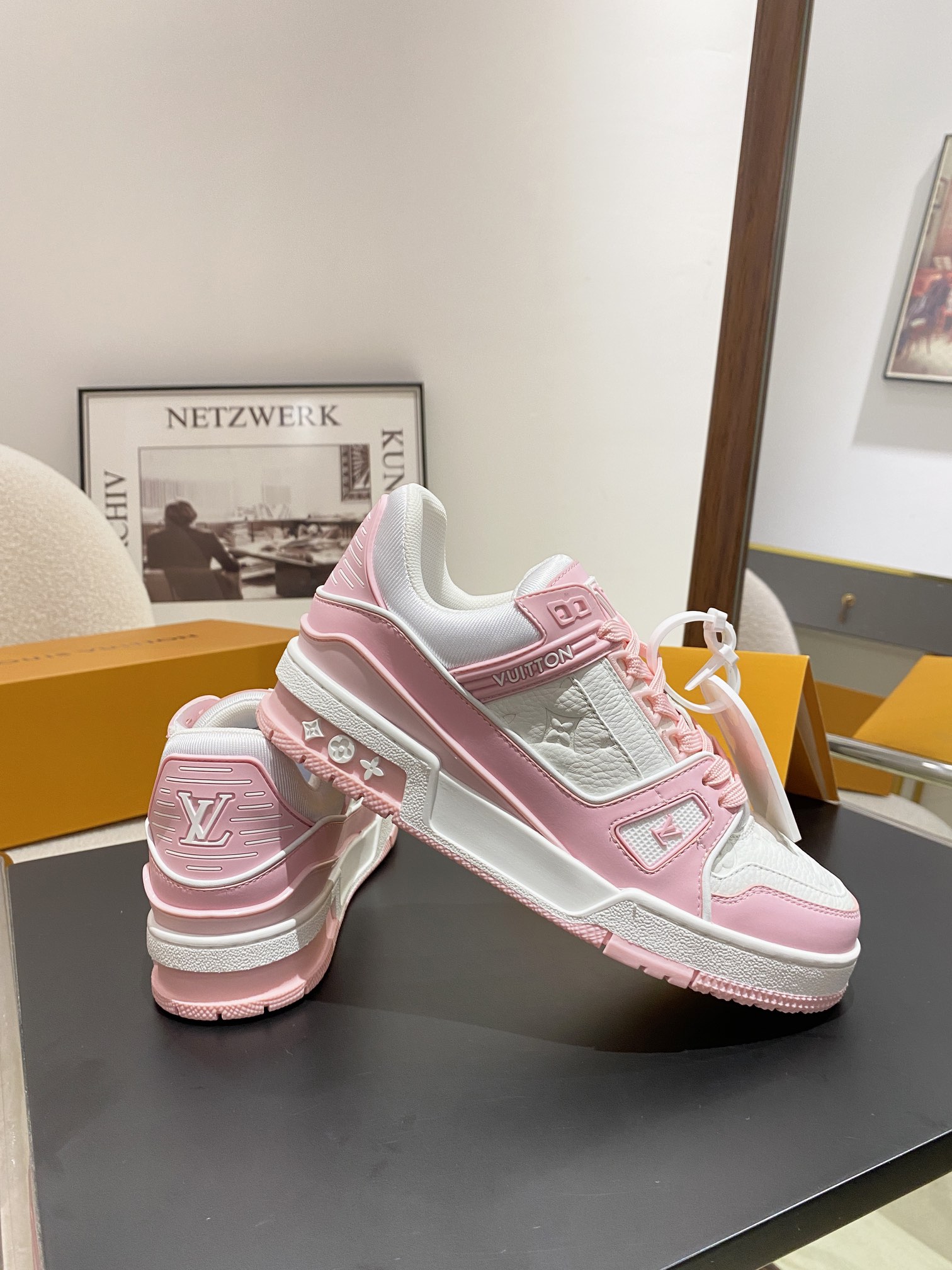 Louis Vuitton Louis Vuitton LV Trainer 运动鞋是路易威登艺术总监Virgil Abloh对 篮球鞋的解读 由不同色调打造 外底饰有Monogram花卉纹饰 侧面有Vuitton标识 包装标准码