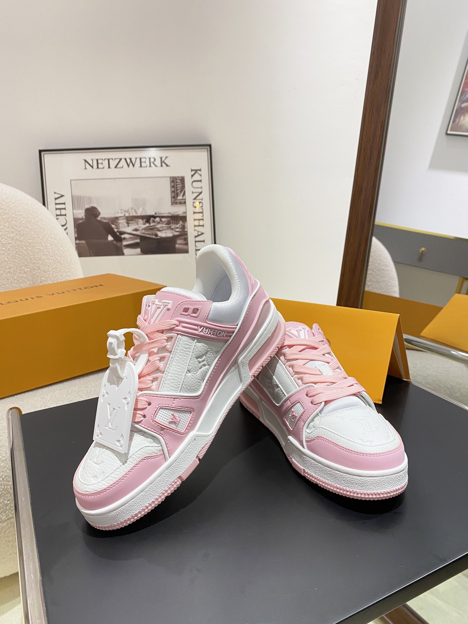 Louis Vuitton Louis Vuitton LV Trainer 运动鞋是路易威登艺术总监Virgil Abloh对 篮球鞋的解读 由不同色调打造 外底饰有Monogram花卉纹饰 侧面有Vuitton标识 包装标准码