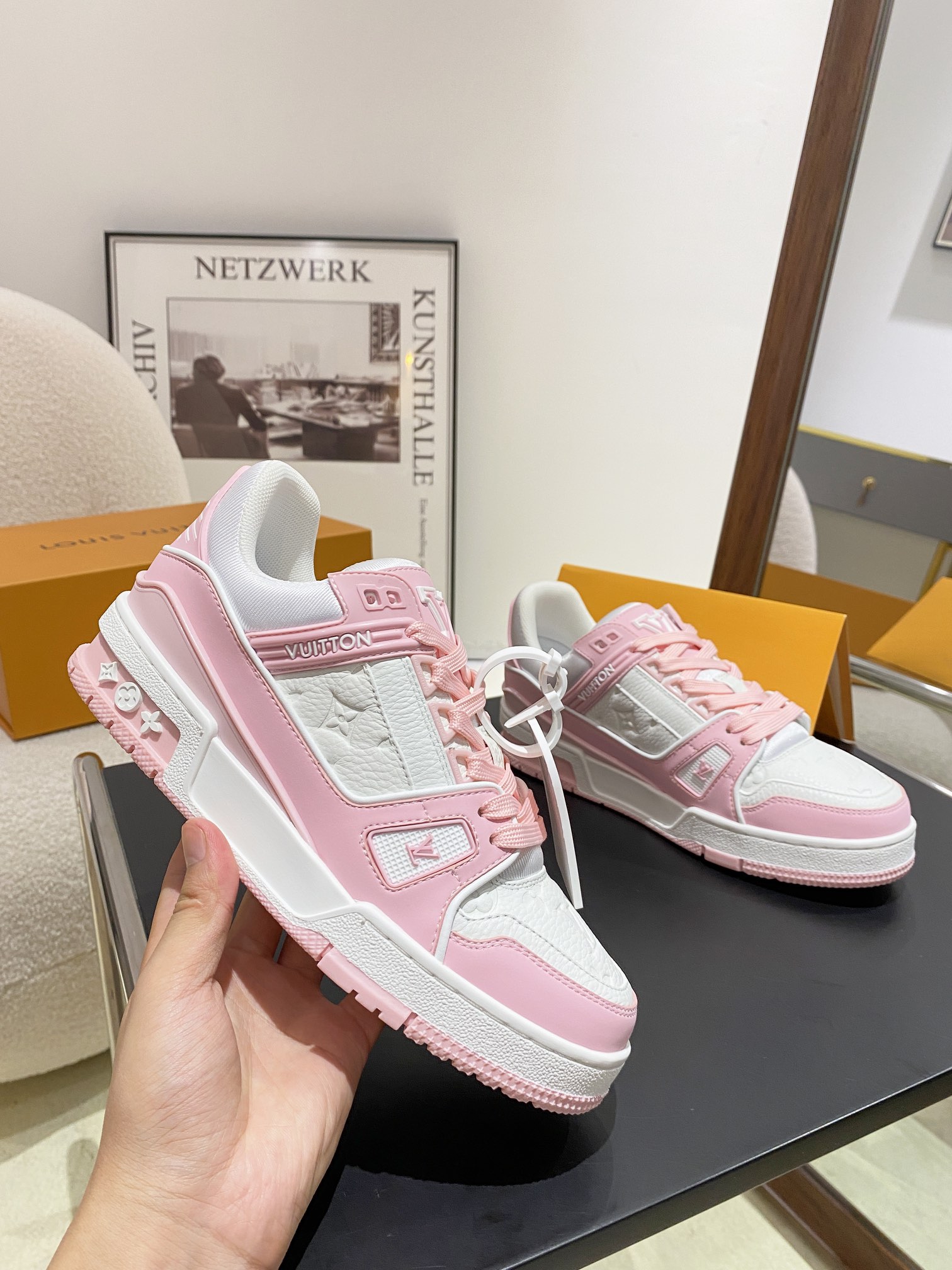 Louis Vuitton Louis Vuitton LV Trainer 运动鞋是路易威登艺术总监Virgil Abloh对 篮球鞋的解读 由不同色调打造 外底饰有Monogram花卉纹饰 侧面有Vuitton标识 包装标准码