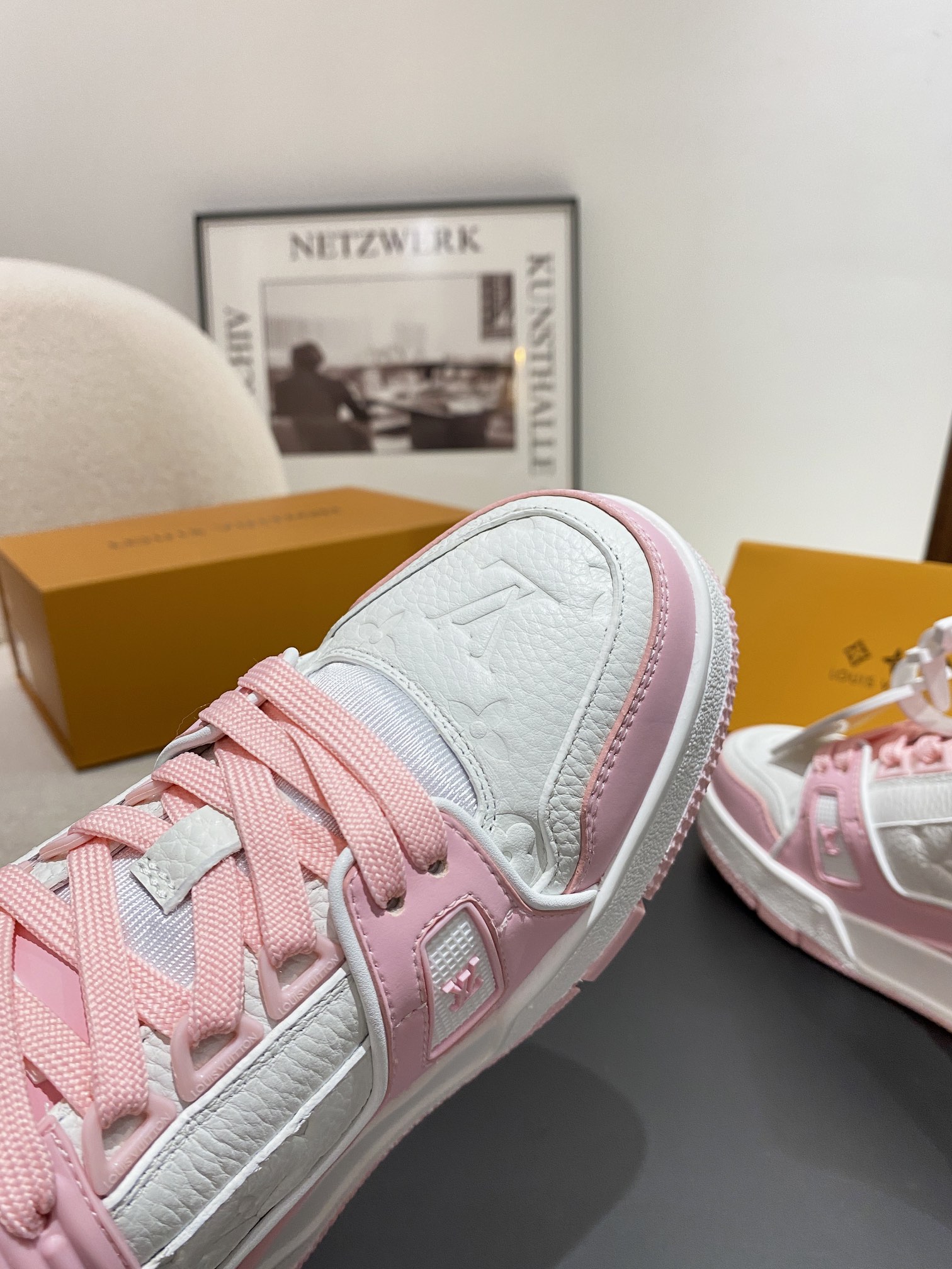 Louis Vuitton Louis Vuitton LV Trainer 运动鞋是路易威登艺术总监Virgil Abloh对 篮球鞋的解读 由不同色调打造 外底饰有Monogram花卉纹饰 侧面有Vuitton标识 包装标准码