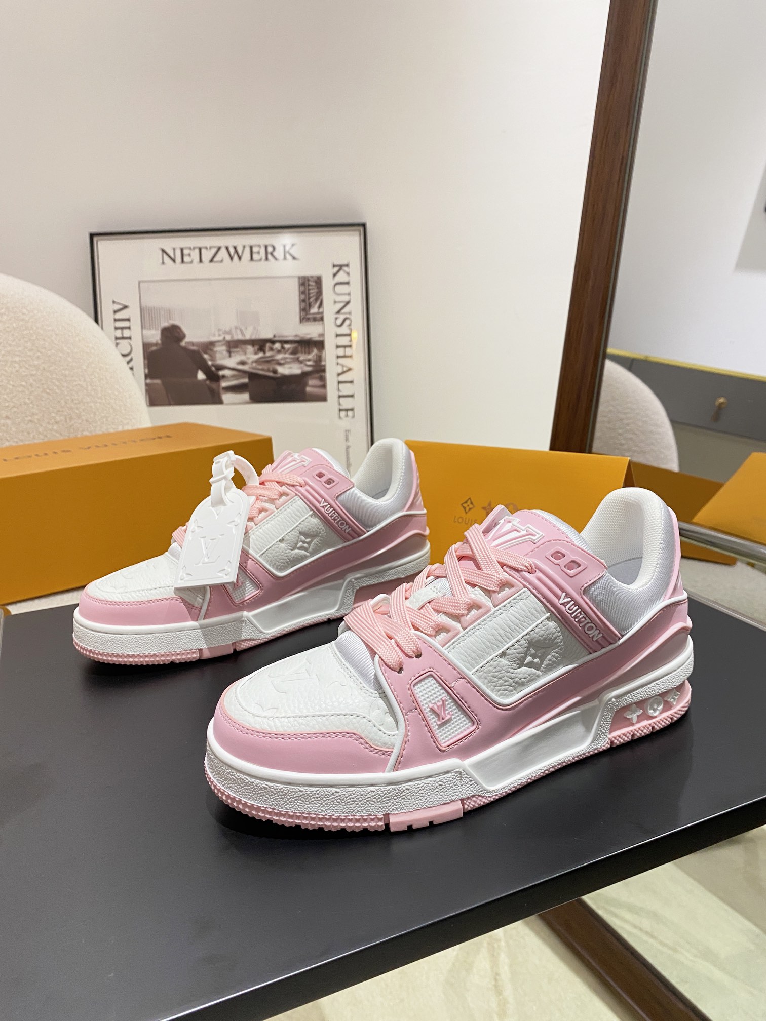 Louis Vuitton Louis Vuitton LV Trainer 运动鞋是路易威登艺术总监Virgil Abloh对 篮球鞋的解读 由不同色调打造 外底饰有Monogram花卉纹饰 侧面有Vuitton标识 包装标准码