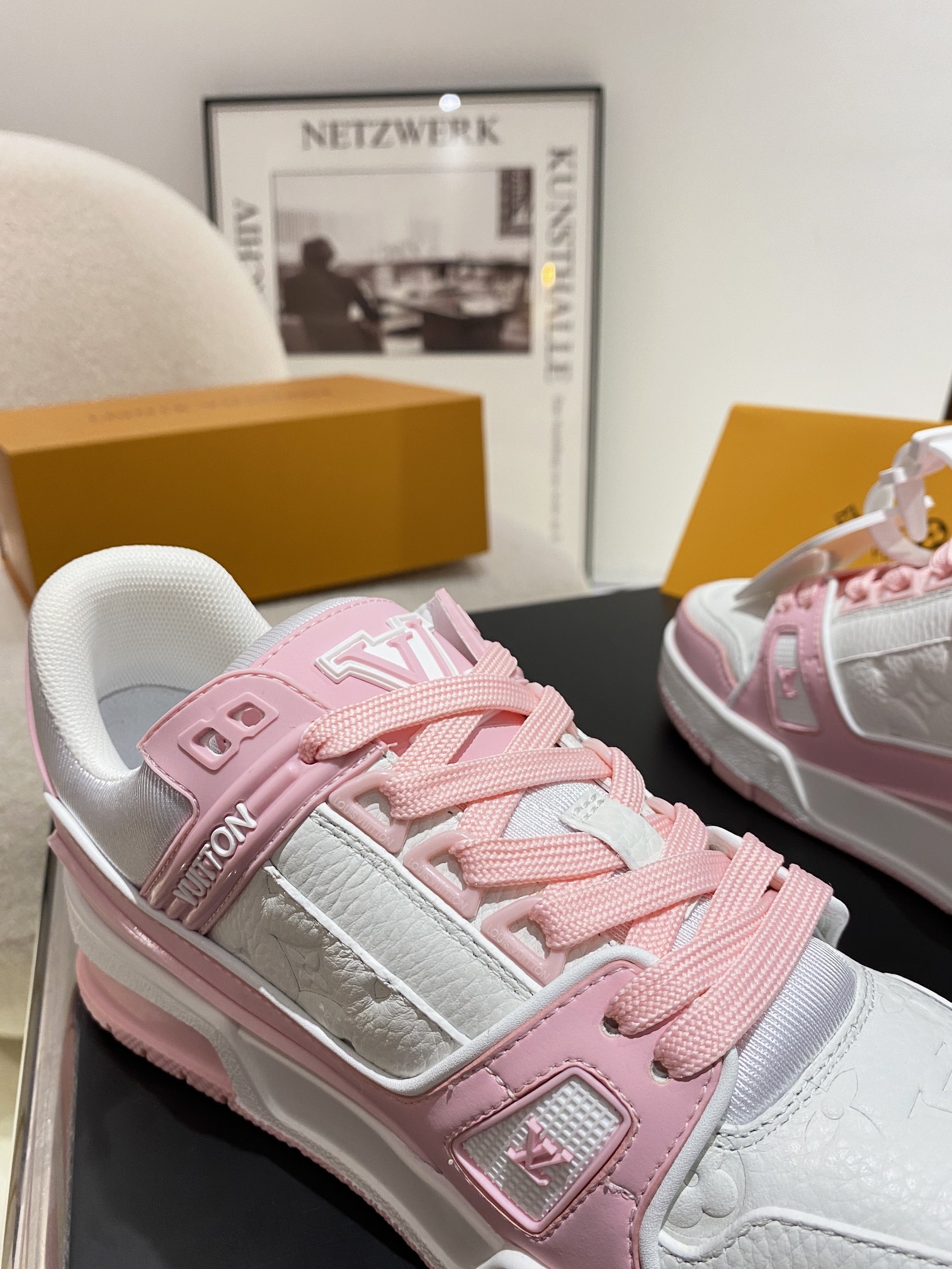 Louis Vuitton Louis Vuitton LV Trainer 运动鞋是路易威登艺术总监Virgil Abloh对 篮球鞋的解读 由不同色调打造 外底饰有Monogram花卉纹饰 侧面有Vuitton标识 包装标准码