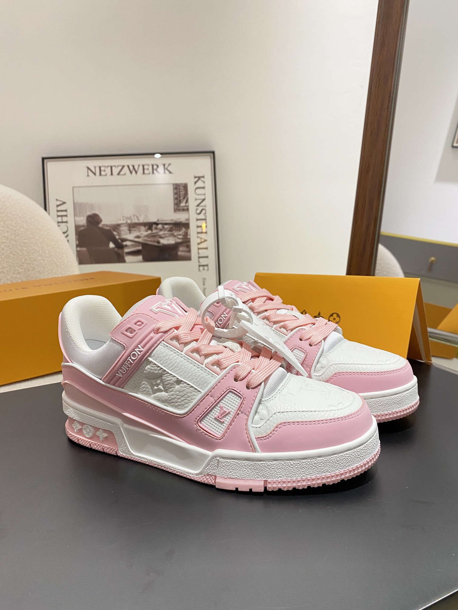 Louis Vuitton Louis Vuitton LV Trainer 运动鞋是路易威登艺术总监Virgil Abloh对 篮球鞋的解读 由不同色调打造 外底饰有Monogram花卉纹饰 侧面有Vuitton标识 包装标准码