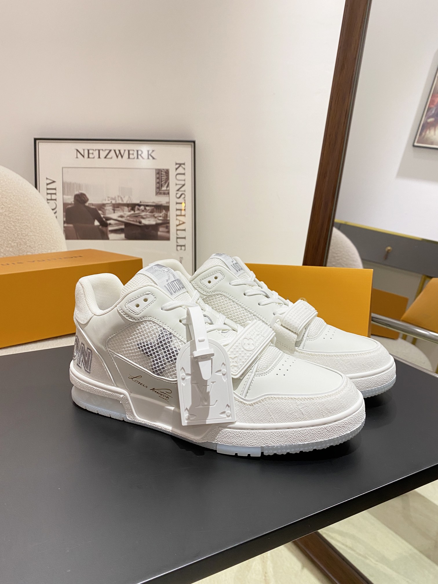 Louis Vuitton Louis Vuitton LV Trainer 运动鞋是路易威登艺术总监Virgil Abloh对 篮球鞋的解读 由不同色调打造 外底饰有Monogram花卉纹饰 侧面有Vuitton标识 包装标准码