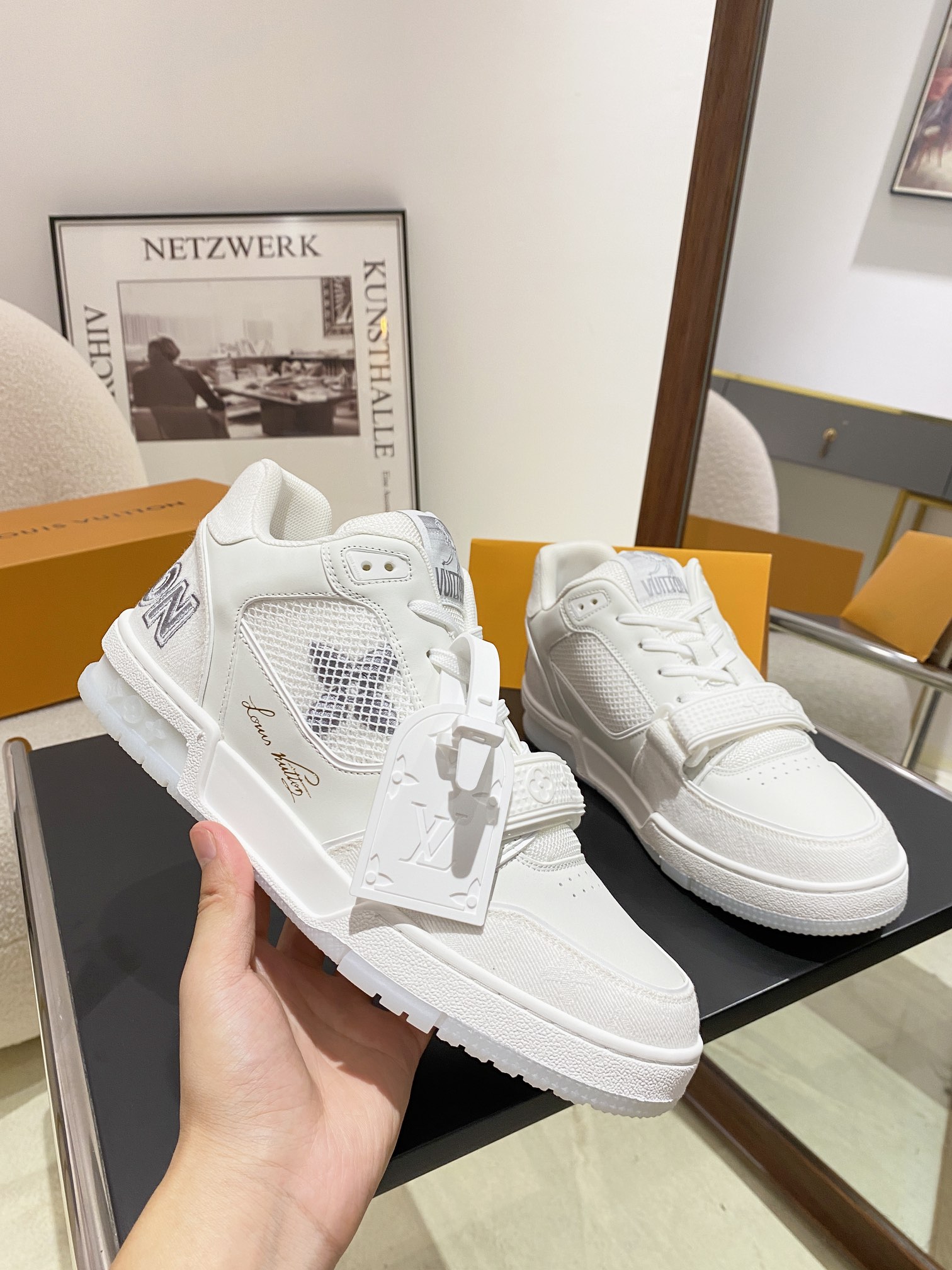 Louis Vuitton Louis Vuitton LV Trainer 运动鞋是路易威登艺术总监Virgil Abloh对 篮球鞋的解读 由不同色调打造 外底饰有Monogram花卉纹饰 侧面有Vuitton标识 包装标准码
