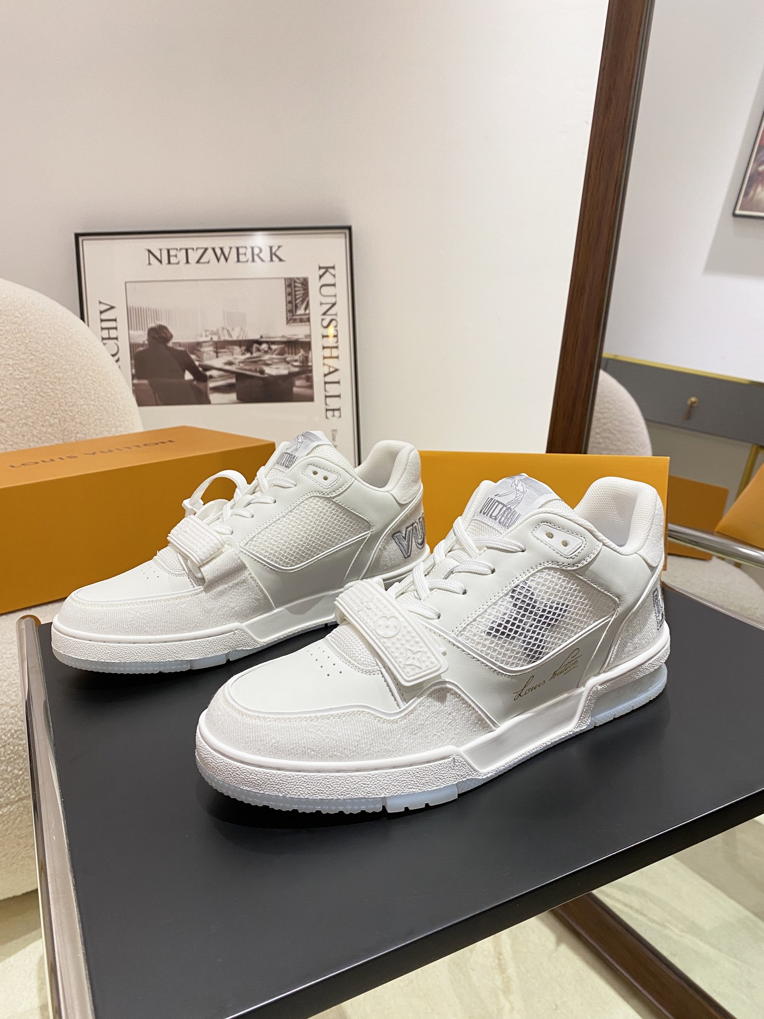 Louis Vuitton Louis Vuitton LV Trainer 运动鞋是路易威登艺术总监Virgil Abloh对 篮球鞋的解读 由不同色调打造 外底饰有Monogram花卉纹饰 侧面有Vuitton标识 包装标准码