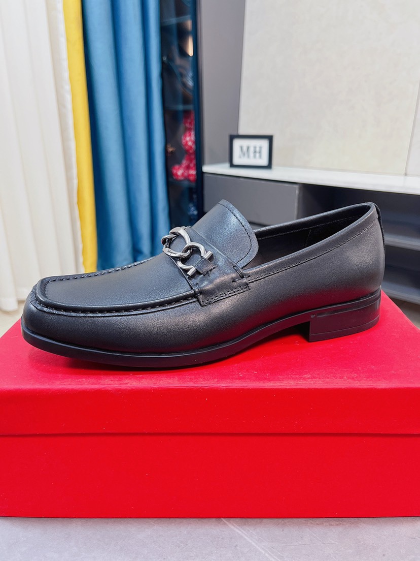 J5  菲拉格慕原单鞋面复刻 更是原单货 超级霸气😍 鞋面采用优质牛皮皮料正装商务皮鞋 内外全真皮制作，牛里拒绝脱色磨脚，简单大方超级百搭 鞋面精片经过人工精心设计 🔥原单复刻而上酷毙了 😍懒人套脚便鞋 高品质板鞋，男鞋