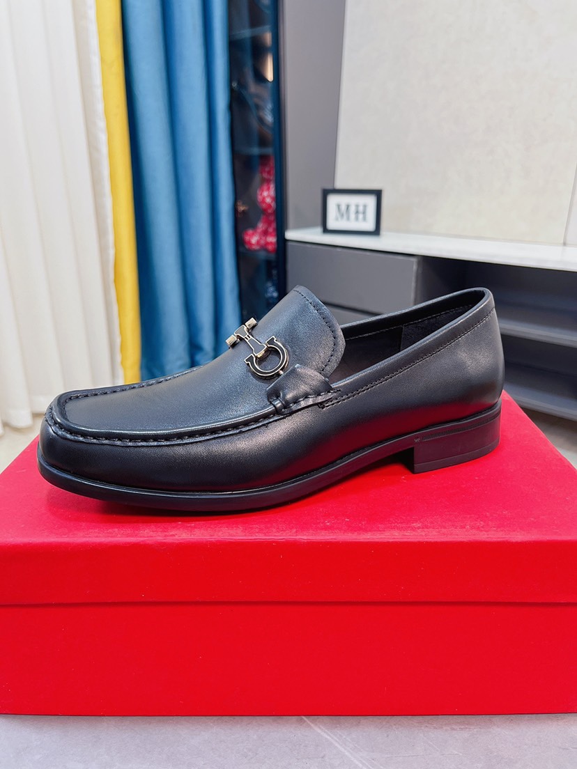 J5  菲拉格慕原单鞋面复刻 更是原单货 超级霸气😍 鞋面采用优质牛皮皮料正装商务皮鞋 内外全真皮制作，牛里拒绝脱色磨脚，简单大方超级百搭 鞋面精片经过人工精心设计 🔥原单复刻而上酷毙了 😍懒人套脚便鞋 高品质板鞋，男鞋