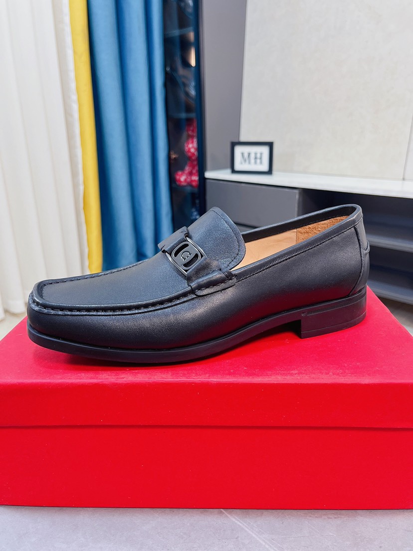 J5  菲拉格慕原单鞋面复刻 更是原单货 超级霸气😍 鞋面采用优质牛皮皮料正装商务皮鞋 内外全真皮制作，牛里拒绝脱色磨脚，简单大方超级百搭 鞋面精片经过人工精心设计 🔥原单复刻而上酷毙了 😍懒人套脚便鞋 高品质板鞋，男鞋