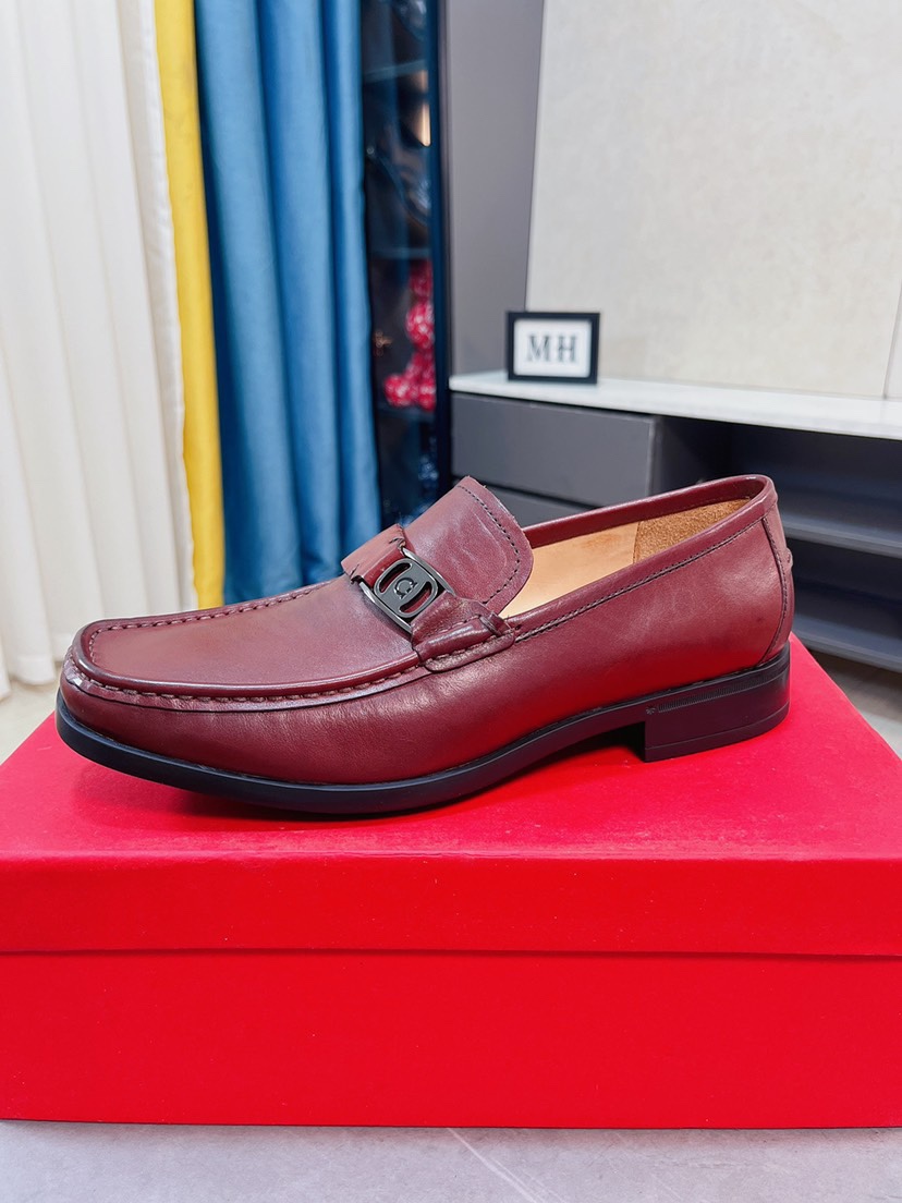 J5  菲拉格慕原单鞋面复刻 更是原单货 超级霸气😍 鞋面采用优质牛皮皮料正装商务皮鞋 内外全真皮制作，牛里拒绝脱色磨脚，简单大方超级百搭 鞋面精片经过人工精心设计 🔥原单复刻而上酷毙了 😍懒人套脚便鞋 高品质板鞋，男鞋